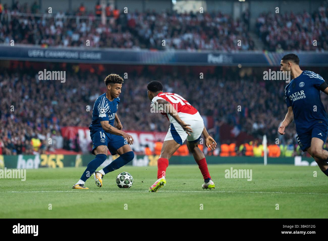 LONDRA, INGHILTERRA - APRILE 29: Désiré Doué affronta Myles Lewis-Skelly durante la semifinale di UEFA Champions League 2024/25, partita di prima gamba tra Arsenal e Paris Saint-Germain all'Arsenal Emirate Stadium il 29 aprile 2025 a Londra, Inghilterra. (Foto di Lounis Tiar credito: Lounisphotography/Alamy Live News Foto Stock