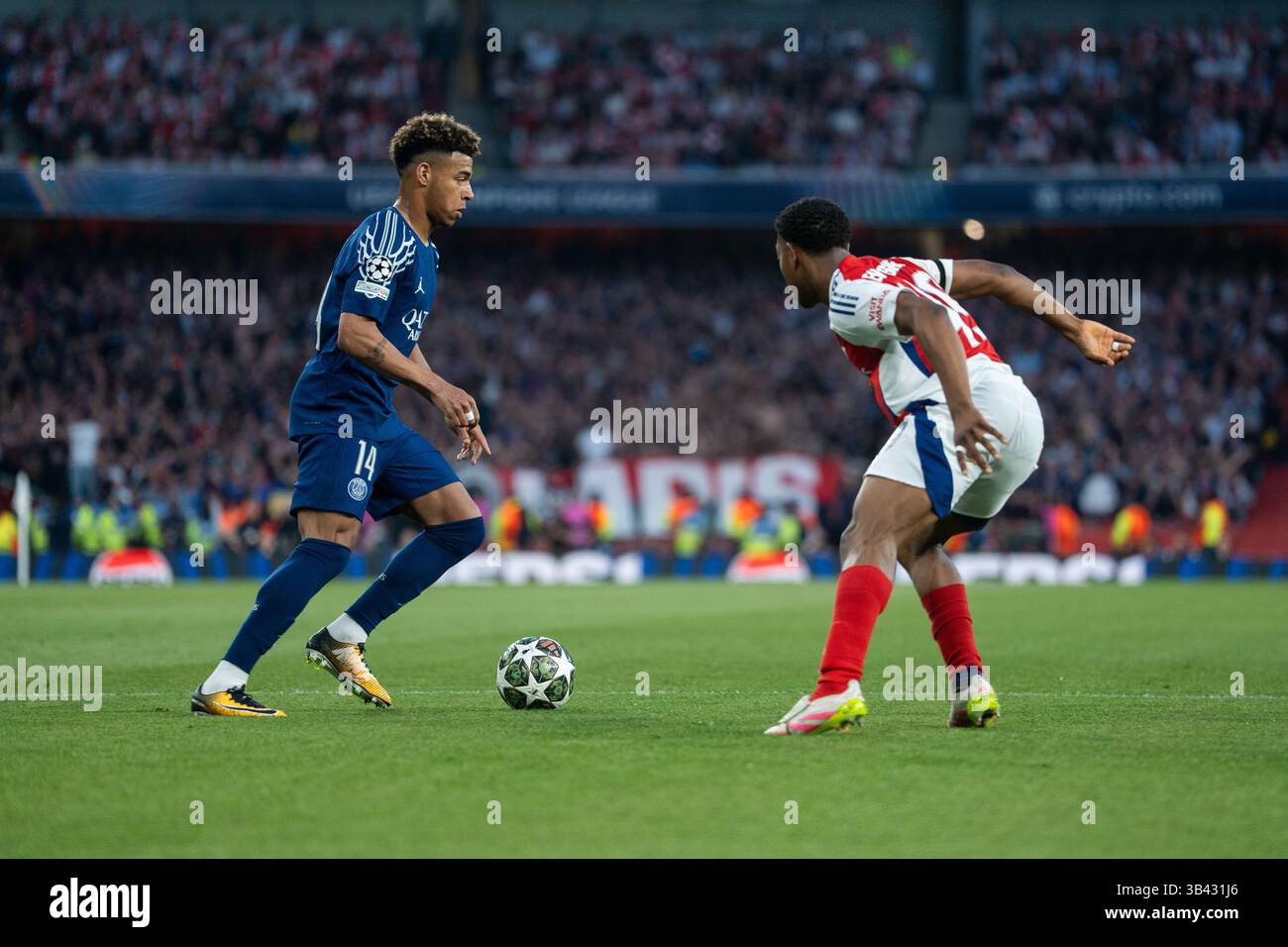 LONDRA, INGHILTERRA - APRILE 29: Désiré Doué affronta Myles Lewis-Skelly durante la semifinale di UEFA Champions League 2024/25, partita di prima gamba tra Arsenal e Paris Saint-Germain all'Arsenal Emirate Stadium il 29 aprile 2025 a Londra, Inghilterra. (Foto di Lounis Tiar credito: Lounisphotography/Alamy Live News Foto Stock