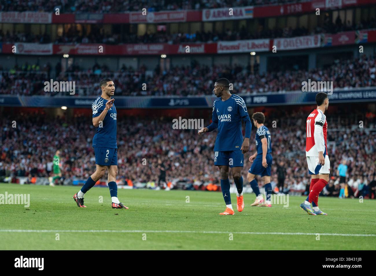LONDRA, INGHILTERRA - APRILE 29: Scambio di Achraf Hakimi e Ousmane Dembele durante la semifinale di UEFA Champions League 2024/25, partita di prima gamba tra Arsenal e Paris Saint-Germain all'Arsenal Emirate Stadium il 29 aprile 2025 a Londra, Inghilterra. (Foto di Lounis Tiar credito: Lounisphotography/Alamy Live News Foto Stock