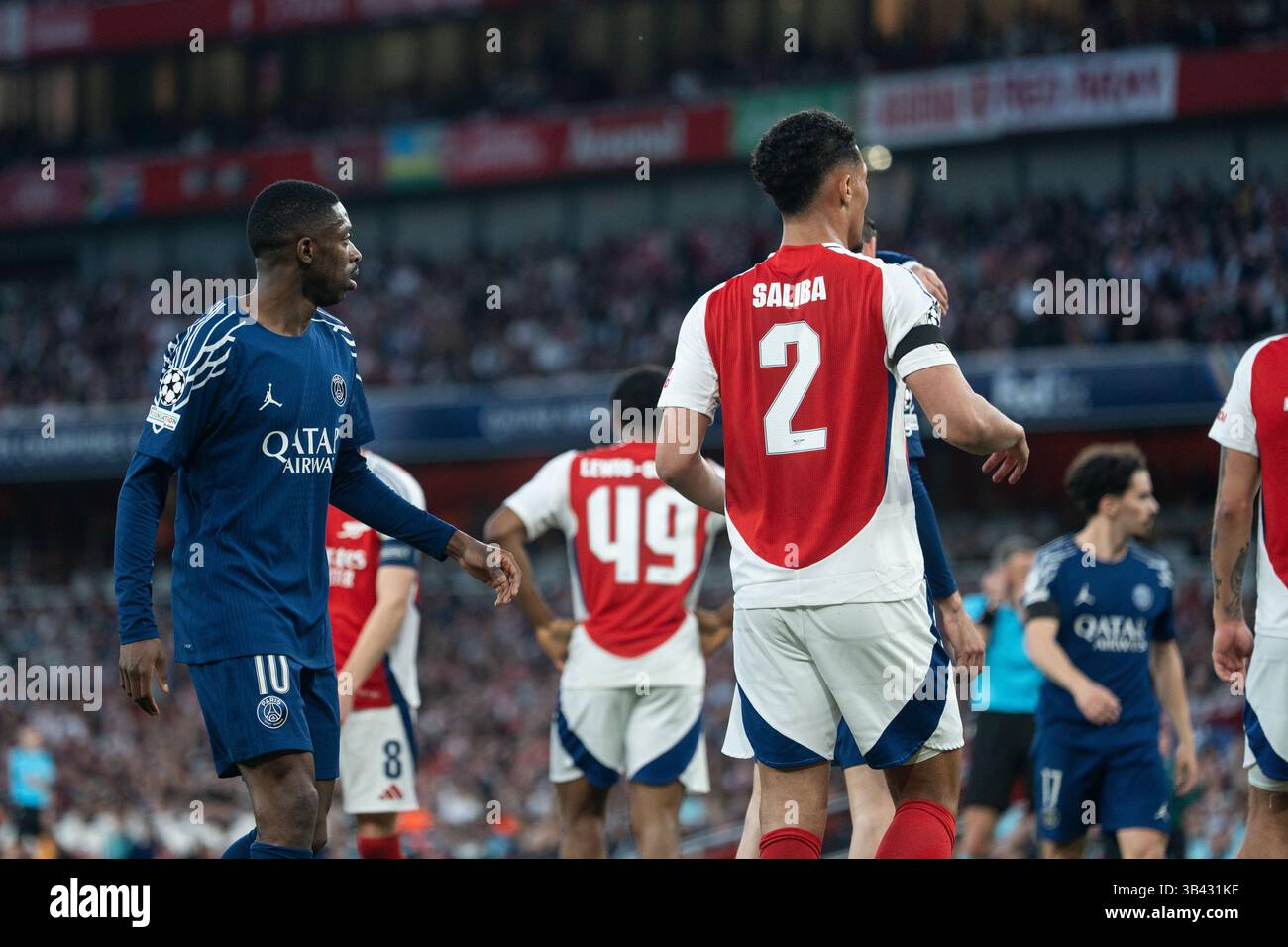 LONDRA, INGHILTERRA - APRILE 29: Ousmane Dembele e William Saliba durante la semifinale di UEFA Champions League 2024/25, partita di prima gamba tra Arsenal e Paris Saint-Germain all'Arsenal Emirate Stadium il 29 aprile 2025 a Londra, Inghilterra. (Foto di Lounis Tiar credito: Lounisphotography/Alamy Live News Foto Stock