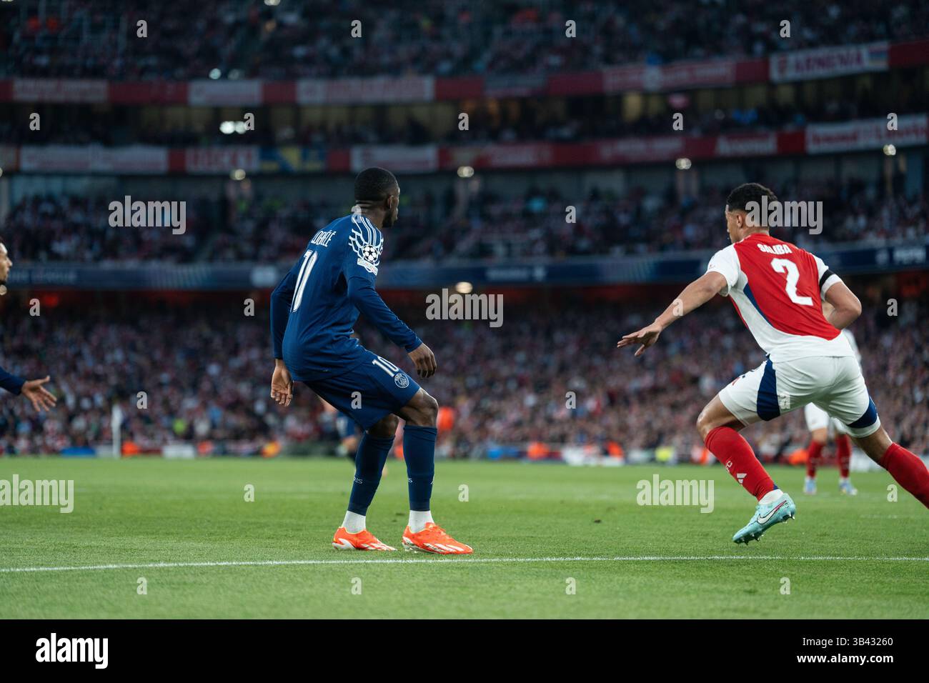 LONDRA, INGHILTERRA - APRILE 29: Ousmane Dembele e William Saliba durante la semifinale di UEFA Champions League 2024/25, partita di prima gamba tra Arsenal e Paris Saint-Germain all'Arsenal Emirate Stadium il 29 aprile 2025 a Londra, Inghilterra. (Foto di Lounis Tiar credito: Lounisphotography/Alamy Live News Foto Stock