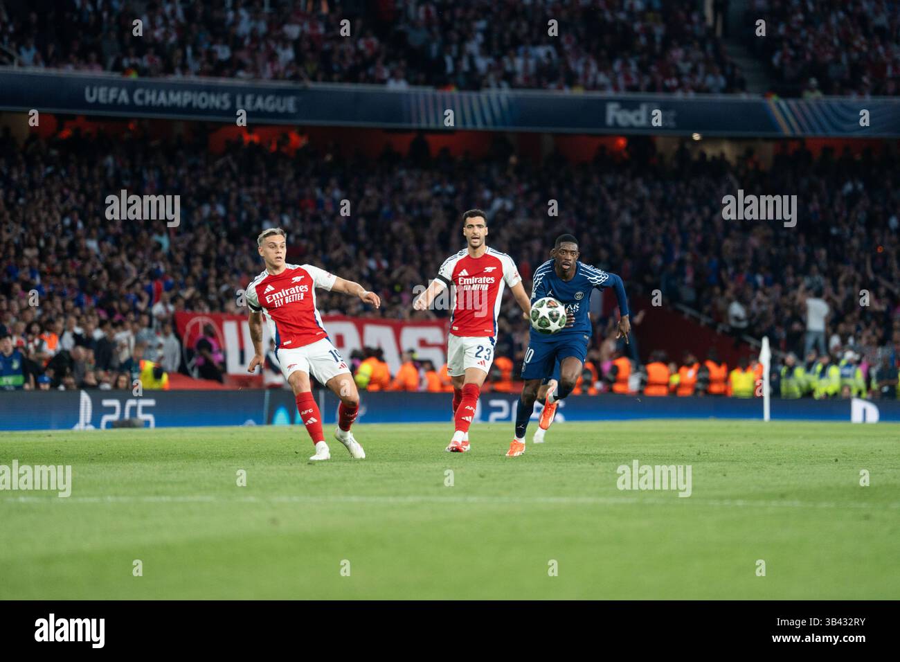 LONDRA, INGHILTERRA - APRILE 29: Leandro Trossard, Mikel Merino e Ousmane Dembele durante la semifinale di UEFA Champions League 2024/25, partita di prima gamba tra Arsenal e Paris Saint-Germain all'Arsenal Emirate Stadium il 29 aprile 2025 a Londra, Inghilterra. (Foto di Lounis Tiar credito: Lounisphotography/Alamy Live News Foto Stock