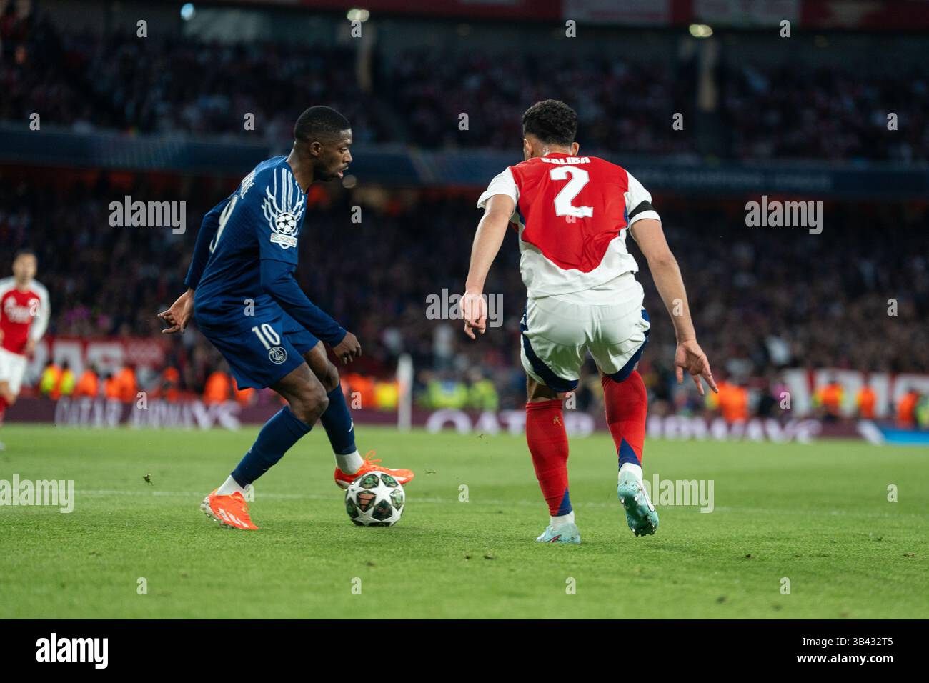 LONDRA, INGHILTERRA - APRILE 29: Ousmane Dembele e William Saliba durante la semifinale di UEFA Champions League 2024/25, partita di prima gamba tra Arsenal e Paris Saint-Germain all'Arsenal Emirate Stadium il 29 aprile 2025 a Londra, Inghilterra. (Foto di Lounis Tiar credito: Lounisphotography/Alamy Live News Foto Stock