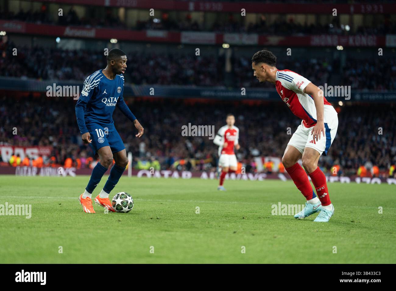 LONDRA, INGHILTERRA - APRILE 29: Ousmane Dembele e William Saliba durante la semifinale di UEFA Champions League 2024/25, partita di prima gamba tra Arsenal e Paris Saint-Germain all'Arsenal Emirate Stadium il 29 aprile 2025 a Londra, Inghilterra. (Foto di Lounis Tiar credito: Lounisphotography/Alamy Live News Foto Stock