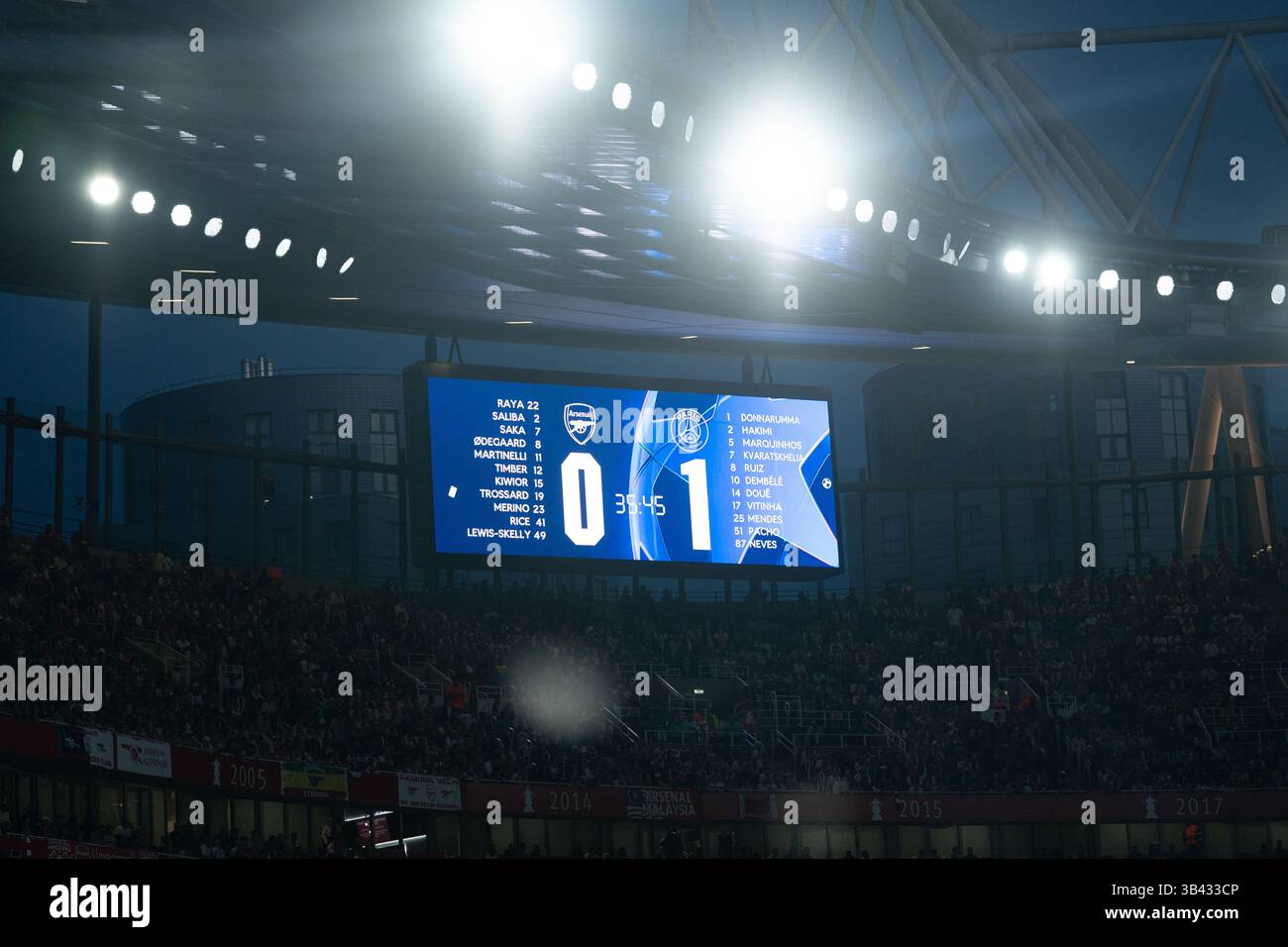 LONDRA, INGHILTERRA - APRILE 29: Visualizzazione dei punteggi durante la partita di prima tappa della semifinale di UEFA Champions League 2024/25 tra l'Arsenal e il Paris Saint-Germain all'Arsenal Emirate Stadium il 29 aprile 2025 a Londra, Inghilterra. (Foto di Lounis Tiar credito: Lounisphotography/Alamy Live News Foto Stock