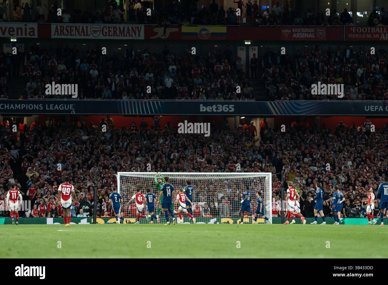 LONDRA, INGHILTERRA - APRILE 29: Gianluigi Donnarumma salva un gol per il PSG durante la semifinale di UEFA Champions League 2024/25, partita di prima gamba tra Arsenal e Paris Saint-Germain all'Arsenal Emirate Stadium il 29 aprile 2025 a Londra, Inghilterra. (Foto di Lounis Tiar credito: Lounisphotography/Alamy Live News Foto Stock