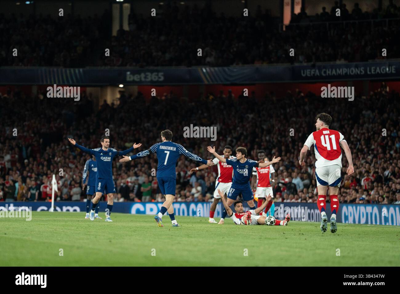 LONDRA, INGHILTERRA - APRILE 29: Fallo dall'Arsenal durante la semifinale di UEFA Champions League 2024/25, partita di prima gamba tra l'Arsenal e il Paris Saint-Germain all'Arsenal Emirate Stadium il 29 aprile 2025 a Londra, Inghilterra. (Foto di Lounis Tiar credito: Lounisphotography/Alamy Live News Foto Stock