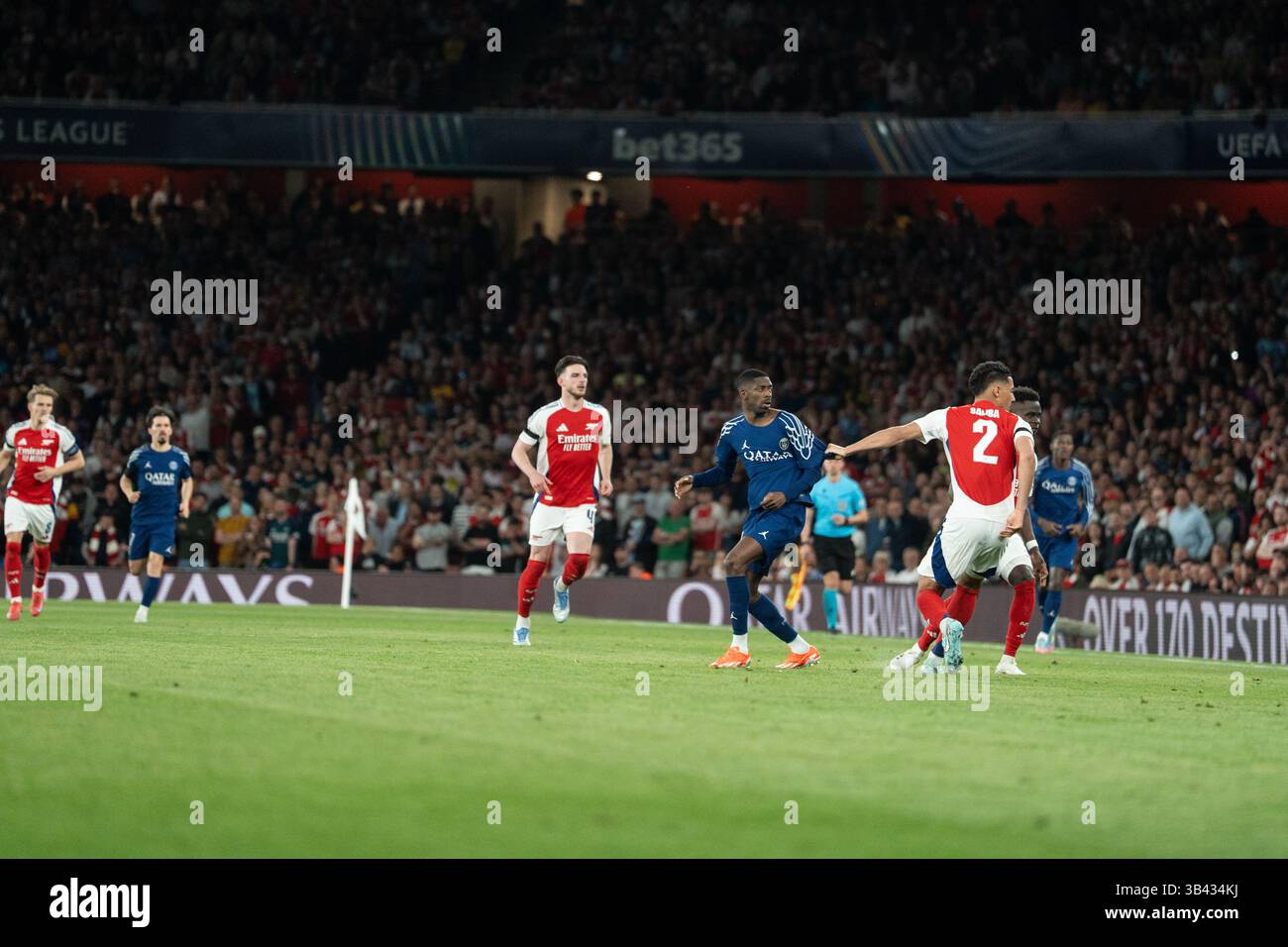 LONDRA, INGHILTERRA - APRILE 29: Ousmane Dembele e William Saliba durante la semifinale di UEFA Champions League 2024/25, partita di prima gamba tra Arsenal e Paris Saint-Germain all'Arsenal Emirate Stadium il 29 aprile 2025 a Londra, Inghilterra. (Foto di Lounis Tiar credito: Lounisphotography/Alamy Live News Foto Stock