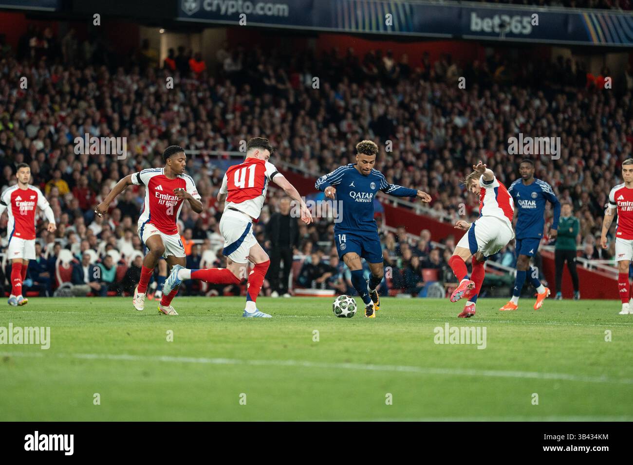 LONDRA, INGHILTERRA - APRILE 29: Désiré Doué durante la semifinale di UEFA Champions League 2024/25, partita di prima gamba tra Arsenal e Paris Saint-Germain all'Arsenal Emirate Stadium il 29 aprile 2025 a Londra, Inghilterra. (Foto di Lounis Tiar credito: Lounisphotography/Alamy Live News Foto Stock