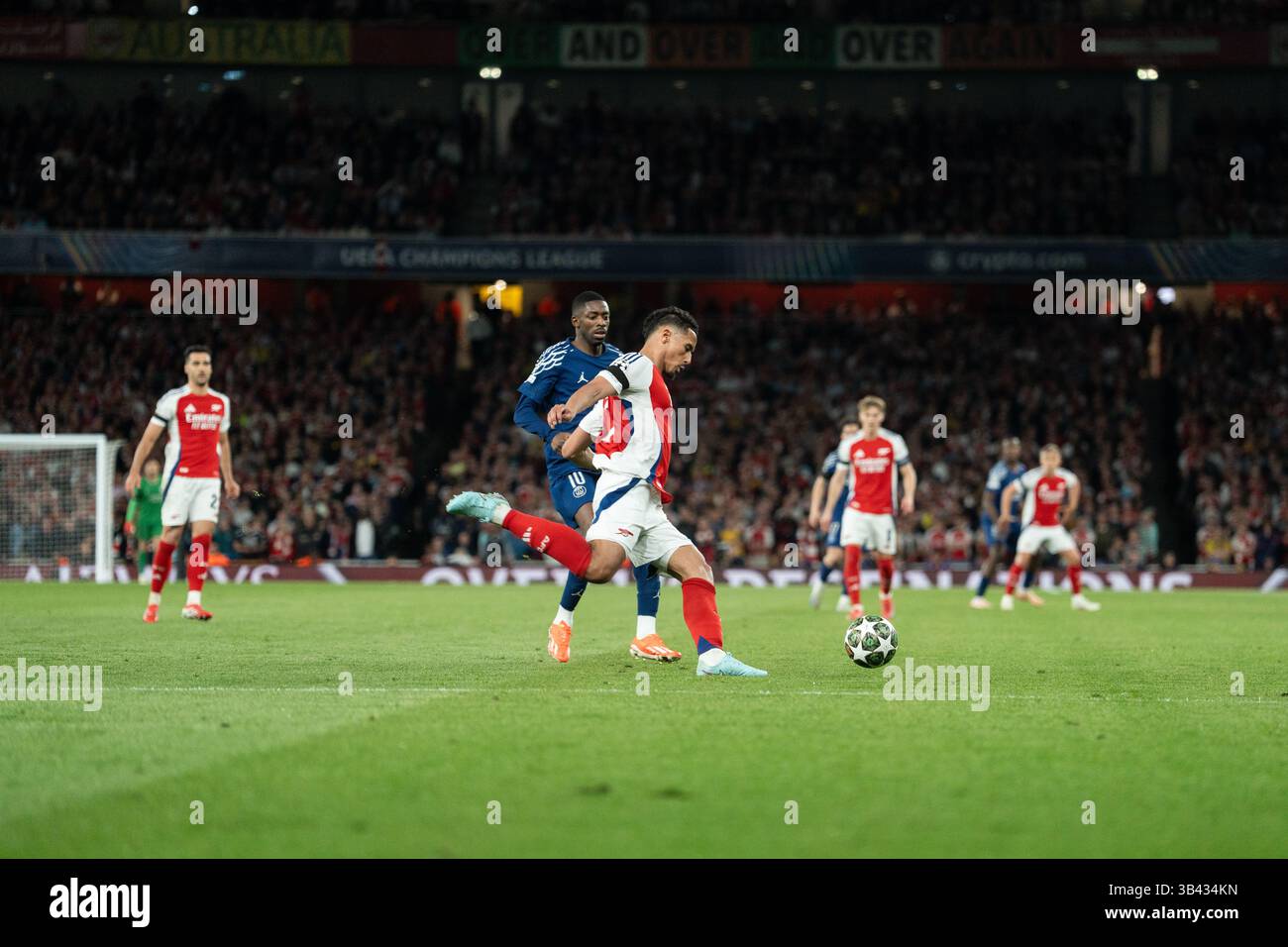 LONDRA, INGHILTERRA - APRILE 29: Ousmane Dembele e William Saliba durante la semifinale di UEFA Champions League 2024/25, partita di prima gamba tra Arsenal e Paris Saint-Germain all'Arsenal Emirate Stadium il 29 aprile 2025 a Londra, Inghilterra. (Foto di Lounis Tiar credito: Lounisphotography/Alamy Live News Foto Stock