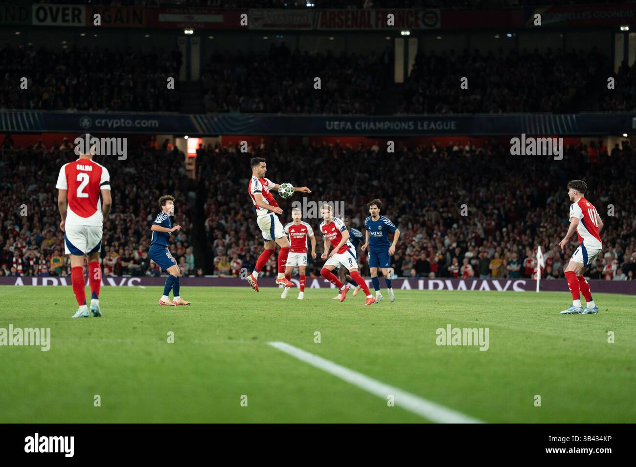 LONDRA, INGHILTERRA - APRILE 29: Mikel Merino salta per controllare la palla durante la partita di prima tappa della semifinale di UEFA Champions League 2024/25 tra l'Arsenal e il Paris Saint-Germain all'Arsenal Emirate Stadium il 29 aprile 2025 a Londra, Inghilterra. (Foto di Lounis Tiar credito: Lounisphotography/Alamy Live News Foto Stock