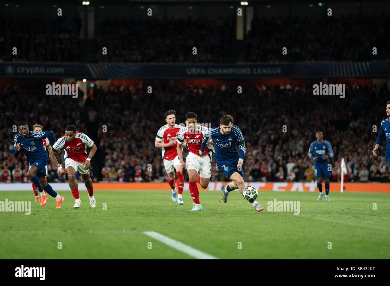 LONDRA, INGHILTERRA - APRILE 29: Khvicha Kvaratskhelia durante la semifinale di UEFA Champions League 2024/25 - partita di prima gamba tra Arsenal e Paris Saint-Germain all'Arsenal Emirate Stadium il 29 aprile 2025 a Londra, Inghilterra. (Foto di Lounis Tiar credito: Lounisphotography/Alamy Live News Foto Stock