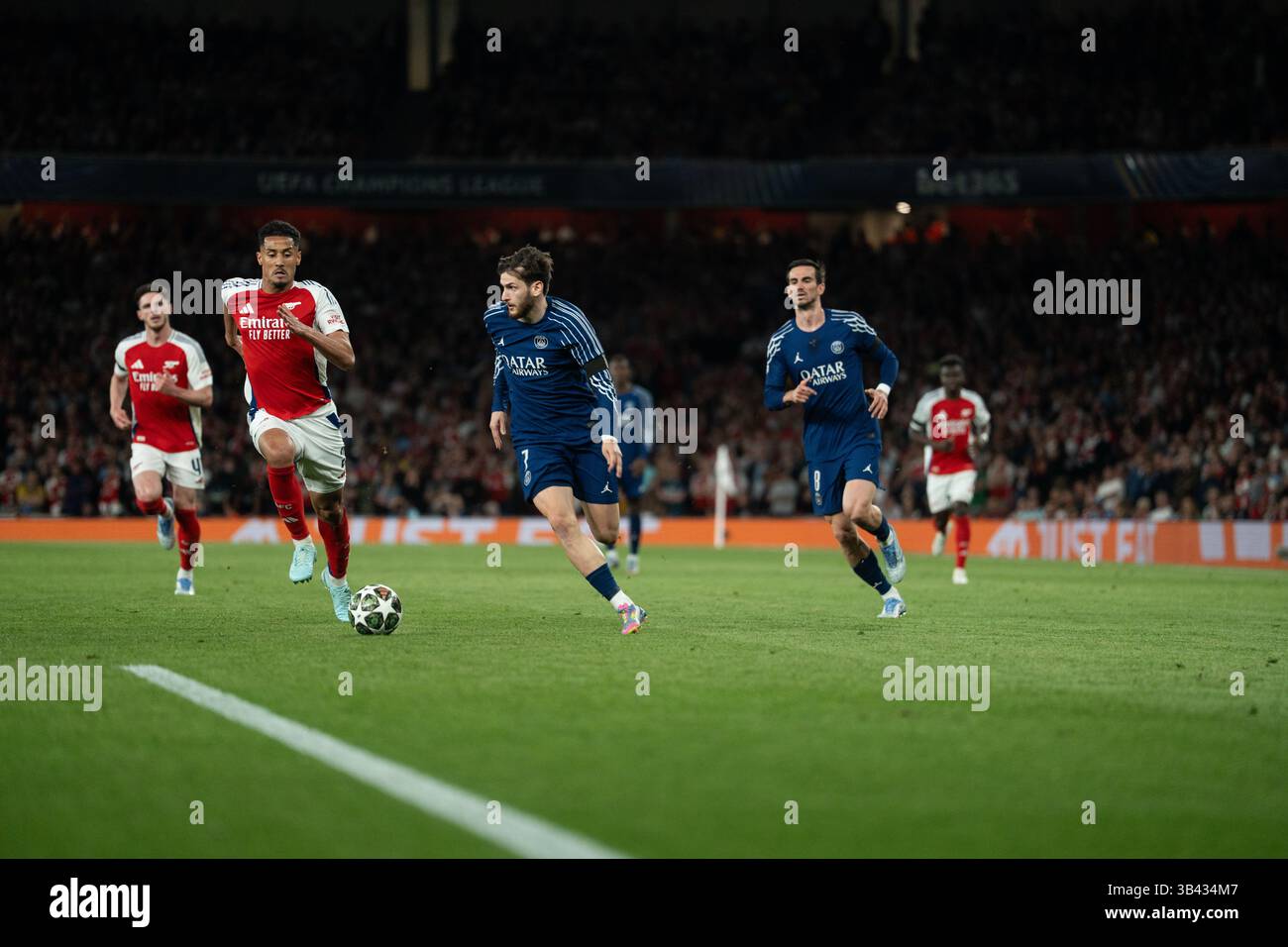 LONDRA, INGHILTERRA - APRILE 29: Khvicha Kvaratskhelia durante la semifinale di UEFA Champions League 2024/25 - partita di prima gamba tra Arsenal e Paris Saint-Germain all'Arsenal Emirate Stadium il 29 aprile 2025 a Londra, Inghilterra. (Foto di Lounis Tiar credito: Lounisphotography/Alamy Live News Foto Stock