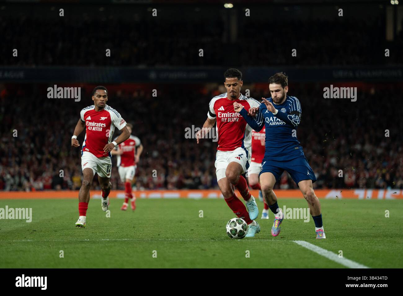LONDRA, INGHILTERRA - APRILE 29: Jurriën Timber, Khvicha Kvaratskhelia durante la semifinale di UEFA Champions League 2024/25, partita di prima gamba tra Arsenal e Paris Saint-Germain all'Arsenal Emirate Stadium il 29 aprile 2025 a Londra, Inghilterra. (Foto di Lounis Tiar credito: Lounisphotography/Alamy Live News Foto Stock