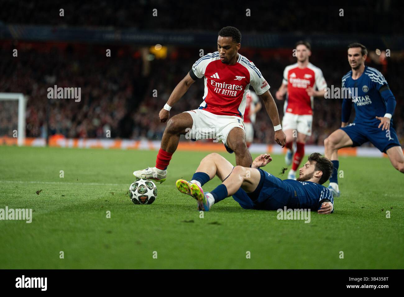 LONDRA, INGHILTERRA - APRILE 29: Jurriën Timber, e Khvicha Kvaratskhelia sul terreno durante la semifinale di UEFA Champions League 2024/25, partita di prima gamba tra Arsenal e Paris Saint-Germain all'Arsenal Emirate Stadium il 29 aprile 2025 a Londra, Inghilterra. (Foto di Lounis Tiar credito: Lounisphotography/Alamy Live News Foto Stock