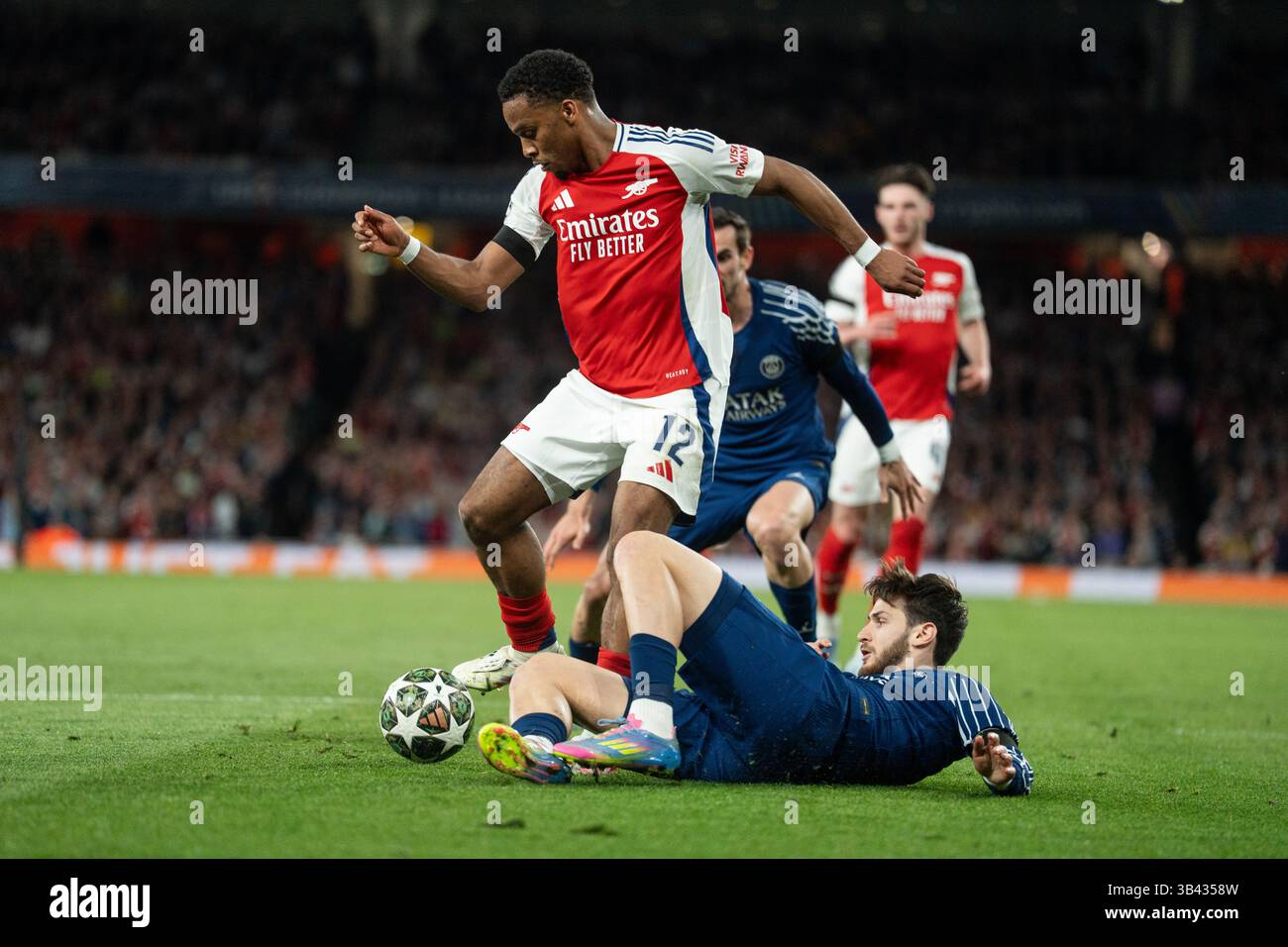 LONDRA, INGHILTERRA - APRILE 29: Jurriën Timber, e Khvicha Kvaratskhelia sul terreno durante la semifinale di UEFA Champions League 2024/25, partita di prima gamba tra Arsenal e Paris Saint-Germain all'Arsenal Emirate Stadium il 29 aprile 2025 a Londra, Inghilterra. (Foto di Lounis Tiar credito: Lounisphotography/Alamy Live News Foto Stock