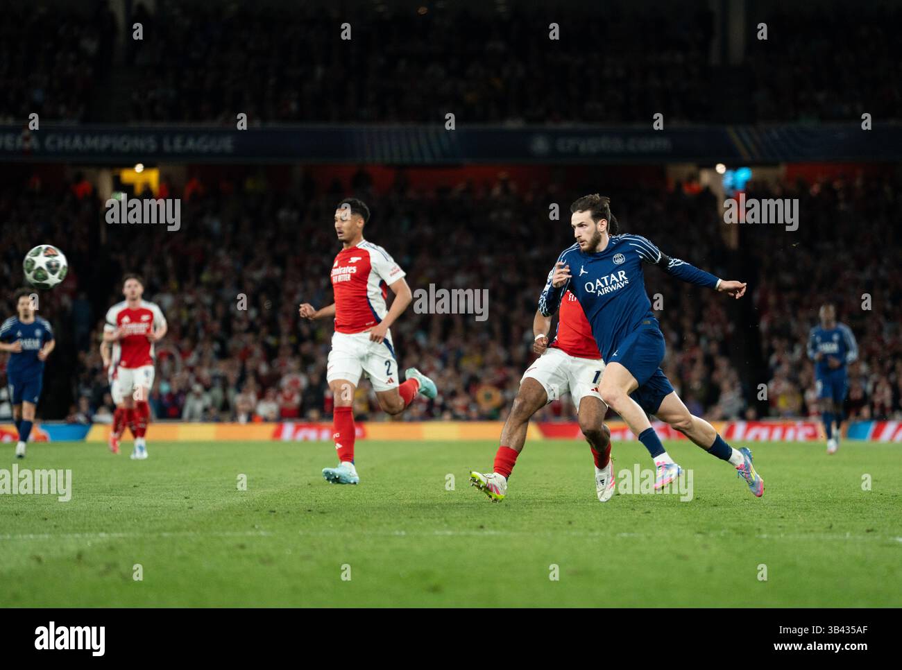LONDRA, INGHILTERRA - APRILE 29: Khvicha Kvaratskhelia durante la semifinale di UEFA Champions League 2024/25 - partita di prima gamba tra Arsenal e Paris Saint-Germain all'Arsenal Emirate Stadium il 29 aprile 2025 a Londra, Inghilterra. (Foto di Lounis Tiar credito: Lounisphotography/Alamy Live News Foto Stock