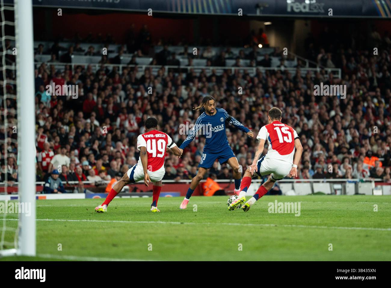 LONDRA, INGHILTERRA - APRILE 29: Bradley Barcola durante la semifinale di UEFA Champions League 2024/25, partita di prima gamba tra Arsenal e Paris Saint-Germain all'Arsenal Emirate Stadium il 29 aprile 2025 a Londra, Inghilterra. (Foto di Lounis Tiar credito: Lounisphotography/Alamy Live News Foto Stock