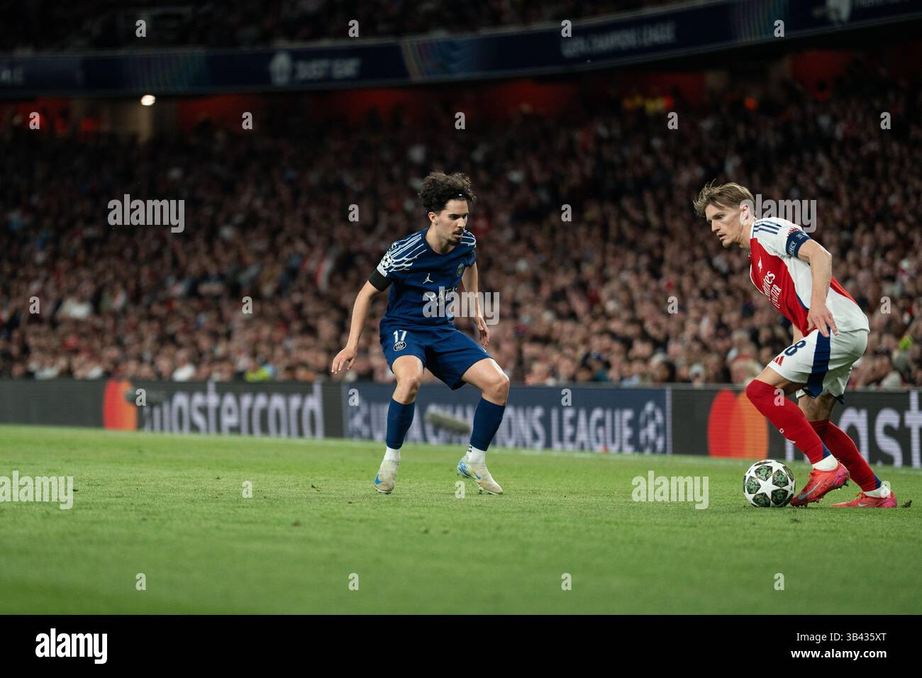 LONDRA, INGHILTERRA - APRILE 29: Vitinha e Martin Ødegaard durante la semifinale di UEFA Champions League 2024/25, partita di prima gamba tra l'Arsenal e il Paris Saint-Germain all'Arsenal Emirate Stadium il 29 aprile 2025 a Londra, Inghilterra. (Foto di Lounis Tiar credito: Lounisphotography/Alamy Live News Foto Stock
