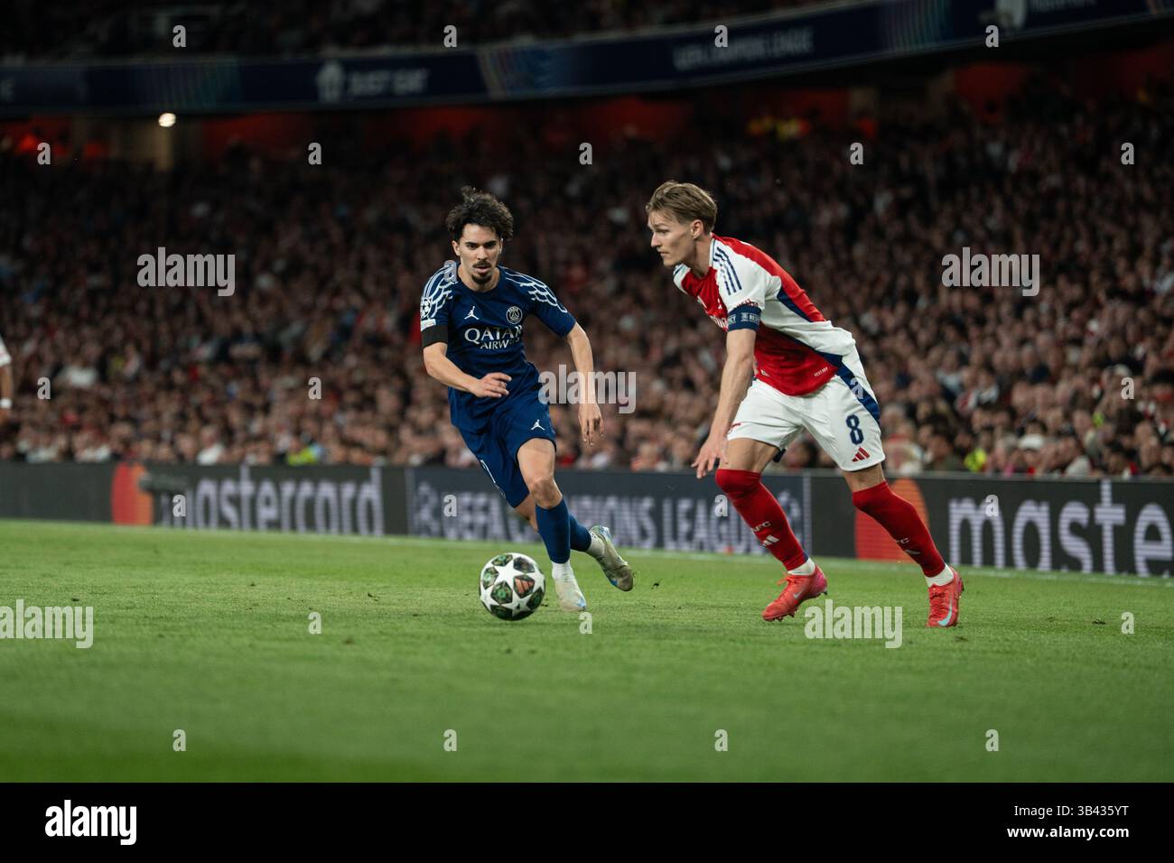 LONDRA, INGHILTERRA - APRILE 29: Vitinha e Martin Ødegaard durante la semifinale di UEFA Champions League 2024/25, partita di prima gamba tra l'Arsenal e il Paris Saint-Germain all'Arsenal Emirate Stadium il 29 aprile 2025 a Londra, Inghilterra. (Foto di Lounis Tiar credito: Lounisphotography/Alamy Live News Foto Stock