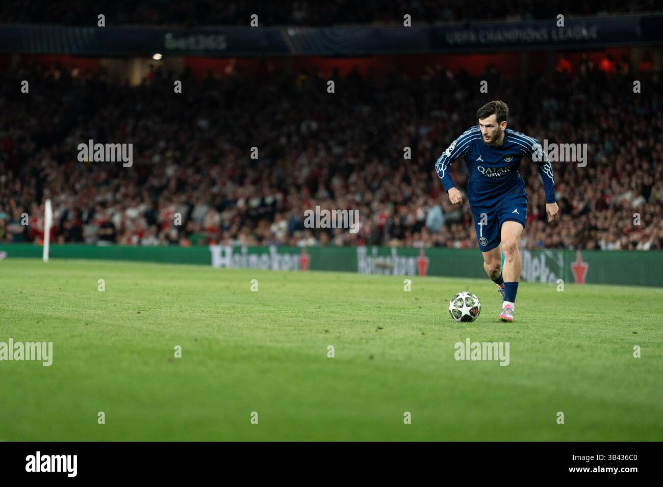 LONDRA, INGHILTERRA - APRILE 29: Khvicha Kvaratskhelia durante la semifinale di UEFA Champions League 2024/25 - partita di prima gamba tra Arsenal e Paris Saint-Germain all'Arsenal Emirate Stadium il 29 aprile 2025 a Londra, Inghilterra. (Foto di Lounis Tiar credito: Lounisphotography/Alamy Live News Foto Stock