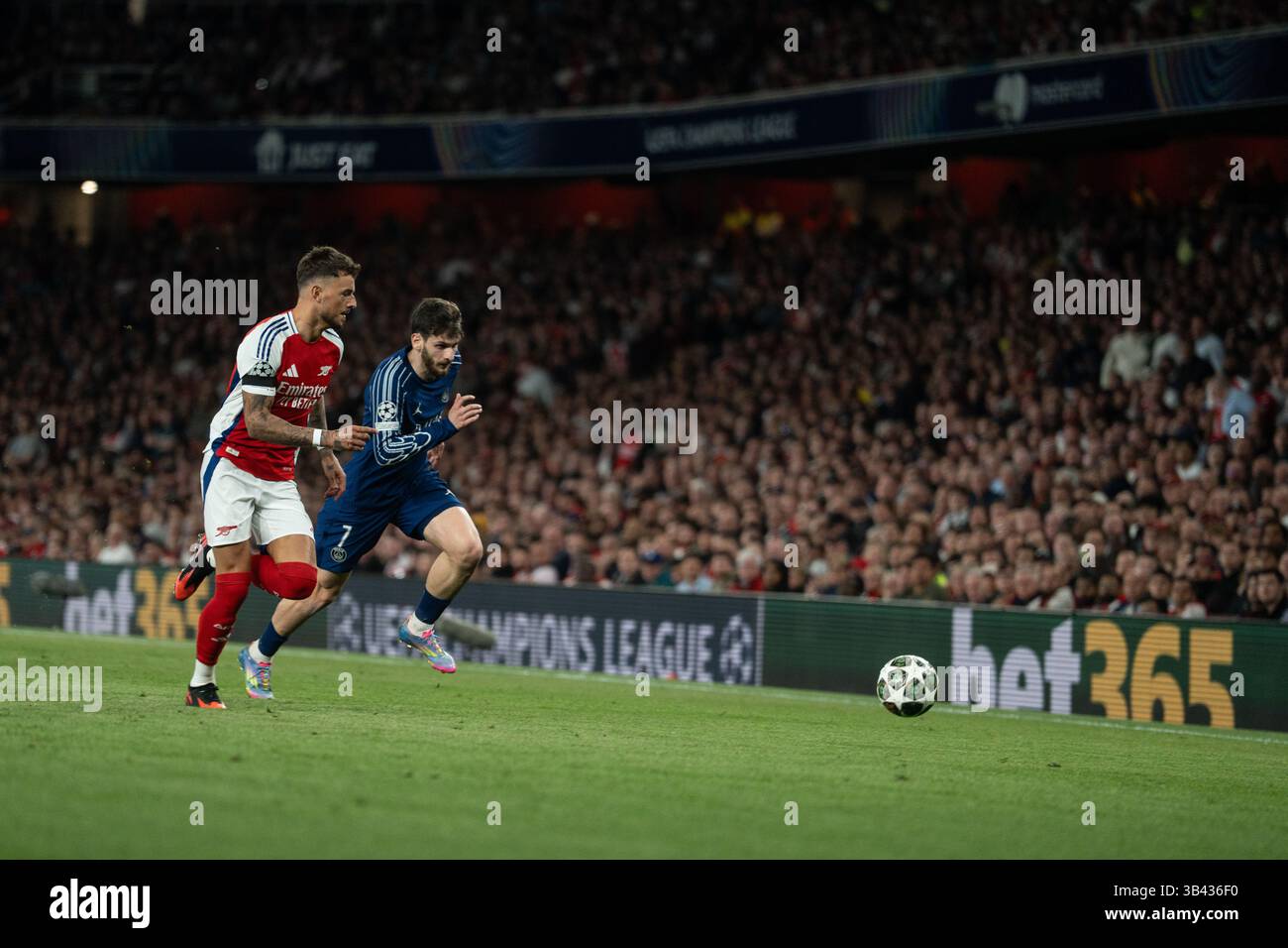 LONDRA, INGHILTERRA - APRILE 29: Kai Havertz e Khvicha Kvaratskhelia sprint per il pallone durante la semifinale di UEFA Champions League 2024/25, partita di prima gamba tra Arsenal e Paris Saint-Germain all'Arsenal Emirate Stadium il 29 aprile 2025 a Londra, Inghilterra. (Foto di Lounis Tiar credito: Lounisphotography/Alamy Live News Foto Stock