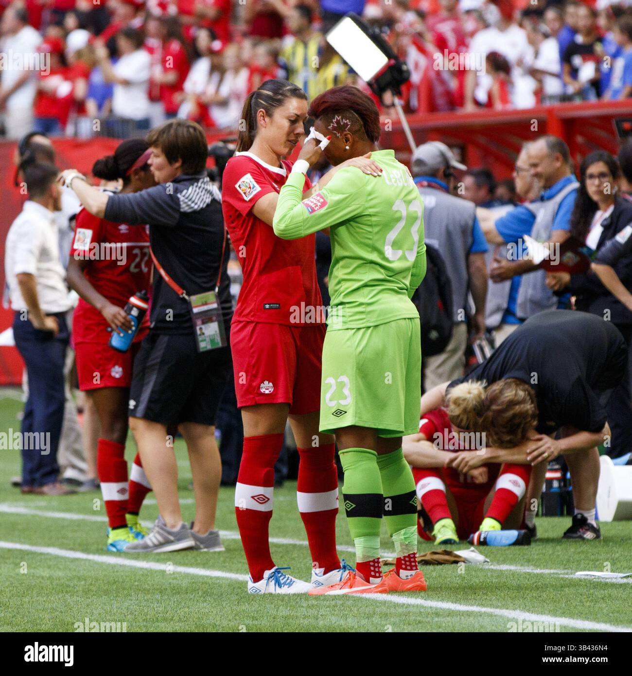 27 giugno 2015 - Vancouver, Columbia Britannica, CANADA - il Canada perde contro l'Inghilterra alla Coppa del mondo femminile FIFA Canada 2015 (quarti di finale - partita 48) tra Inghilterra e Canada al BC Place. (Immagine di credito: © Andrew Chin/ZUMA Wire) Foto Stock