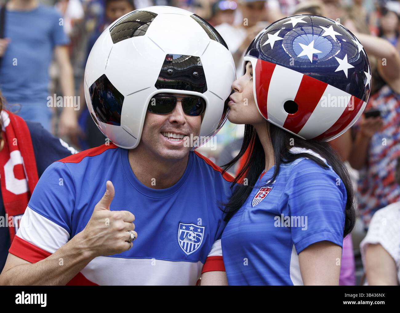5 luglio 2015 - Vancouver, British Columbia, Canada - le tifosi statunitensi si baciano prima della Coppa del mondo femminile FIFA Canada 2015 (finali - partita 52) tra USA e Giappone al BC Place. (Immagine di credito: © Andrew Chin/ZUMA Wire) Foto Stock