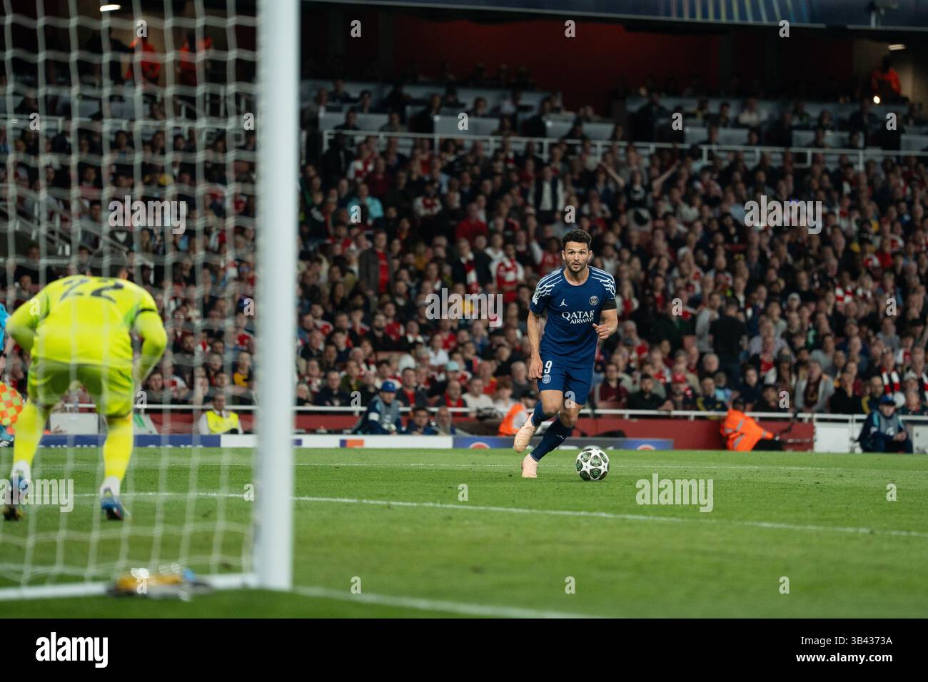 LONDRA, INGHILTERRA - APRILE 29: Goncalo Ramos del Paris Saint-Germain durante la semifinale di UEFA Champions League 2024/25, partita di prima gamba tra Arsenal e Paris Saint-Germain all'Arsenal Emirate Stadium il 29 aprile 2025 a Londra, Inghilterra. (Foto di Lounis Tiar credito: Lounisphotography/Alamy Live News Foto Stock