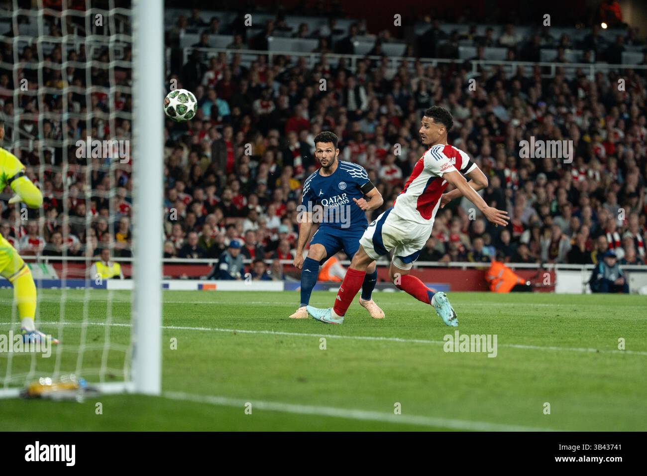 LONDRA, INGHILTERRA - APRILE 29: Goncalo Ramos del Paris Saint-Germain durante la semifinale di UEFA Champions League 2024/25, partita di prima gamba tra Arsenal e Paris Saint-Germain all'Arsenal Emirate Stadium il 29 aprile 2025 a Londra, Inghilterra. (Foto di Lounis Tiar credito: Lounisphotography/Alamy Live News Foto Stock