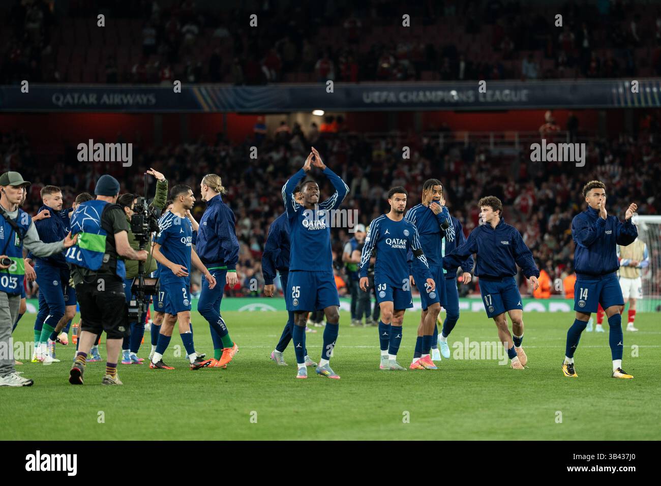 LONDRA, INGHILTERRA - APRILE 29: La squadra PSG celebra la sua vittoria dopo la partita di prima tappa della semifinale di UEFA Champions League 2024/25 tra l'Arsenal e il Paris Saint-Germain all'Arsenal Emirate Stadium il 29 aprile 2025 a Londra, Inghilterra. (Foto di Lounis Tiar credito: Lounisphotography/Alamy Live News Foto Stock