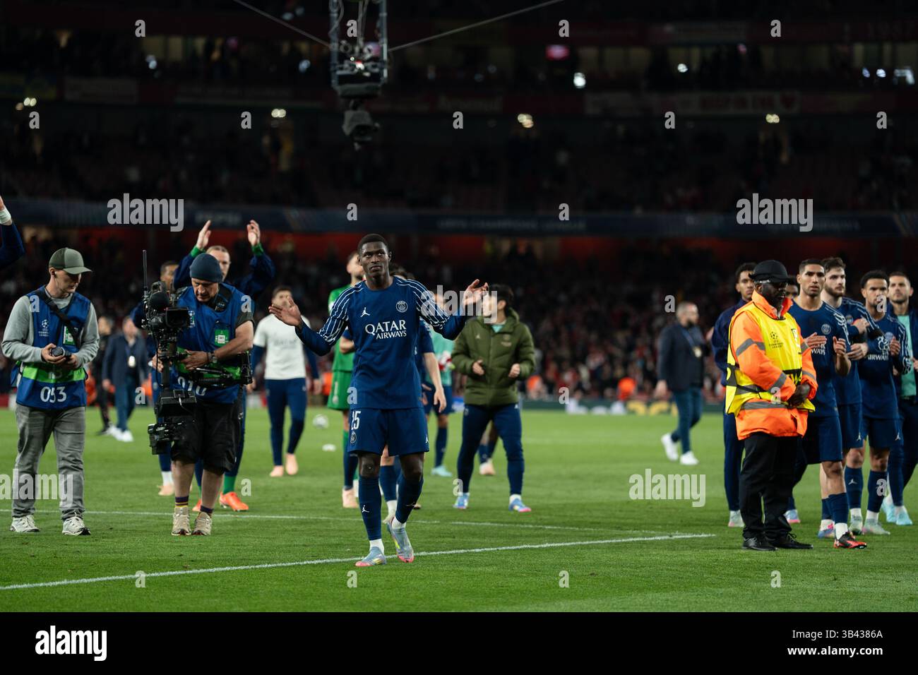 LONDRA, INGHILTERRA - APRILE 29: La squadra PSG celebra la sua vittoria dopo la partita di prima tappa della semifinale di UEFA Champions League 2024/25 tra l'Arsenal e il Paris Saint-Germain all'Arsenal Emirate Stadium il 29 aprile 2025 a Londra, Inghilterra. (Foto di Lounis Tiar credito: Lounisphotography/Alamy Live News Foto Stock