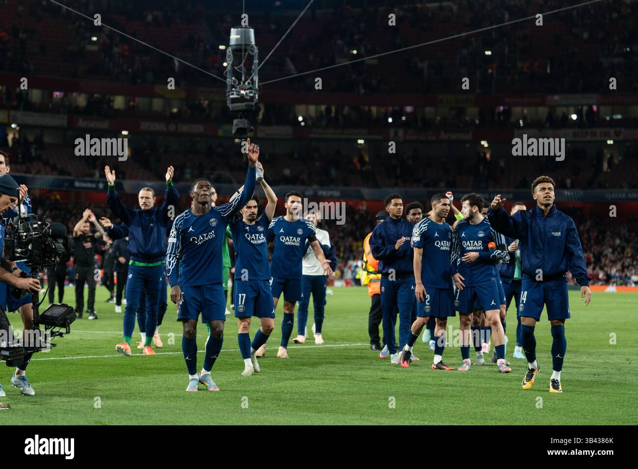 LONDRA, INGHILTERRA - APRILE 29: La squadra PSG celebra la sua vittoria dopo la partita di prima tappa della semifinale di UEFA Champions League 2024/25 tra l'Arsenal e il Paris Saint-Germain all'Arsenal Emirate Stadium il 29 aprile 2025 a Londra, Inghilterra. (Foto di Lounis Tiar credito: Lounisphotography/Alamy Live News Foto Stock