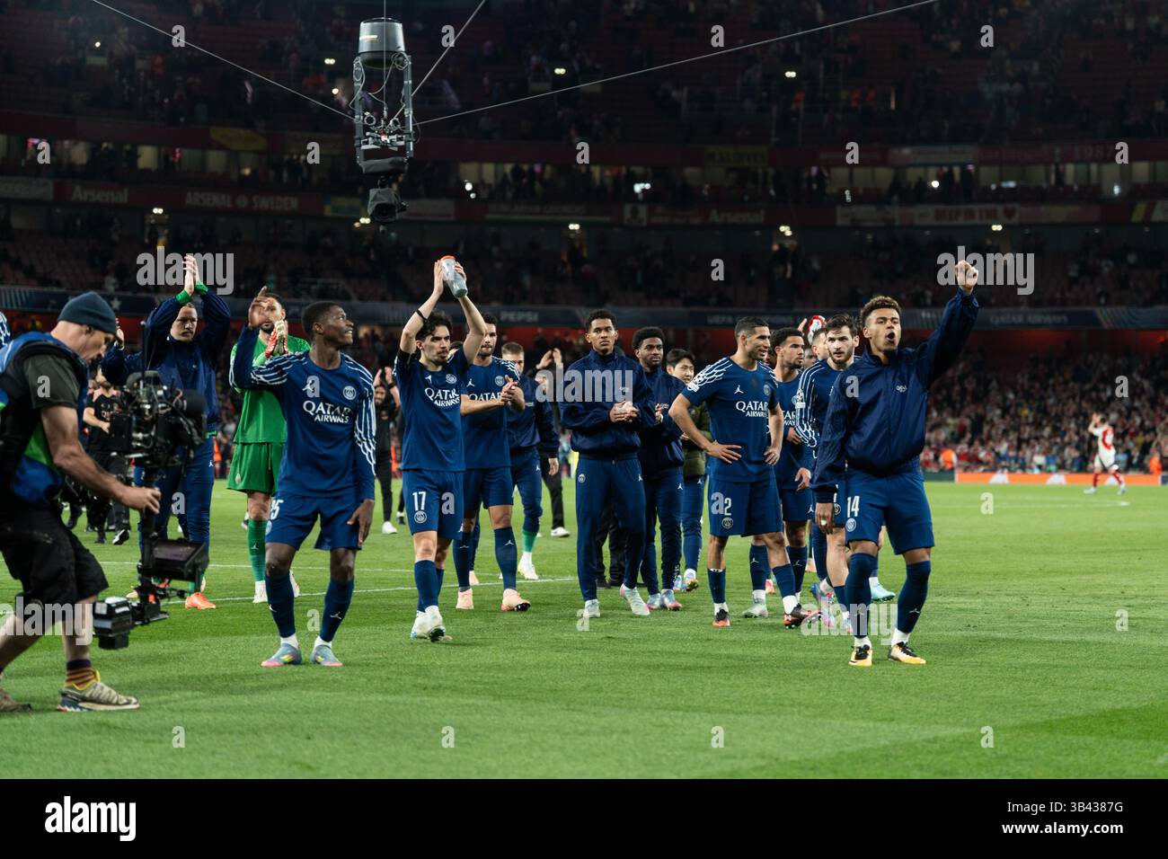 LONDRA, INGHILTERRA - APRILE 29: La squadra PSG celebra la sua vittoria dopo la partita di prima tappa della semifinale di UEFA Champions League 2024/25 tra l'Arsenal e il Paris Saint-Germain all'Arsenal Emirate Stadium il 29 aprile 2025 a Londra, Inghilterra. (Foto di Lounis Tiar credito: Lounisphotography/Alamy Live News Foto Stock
