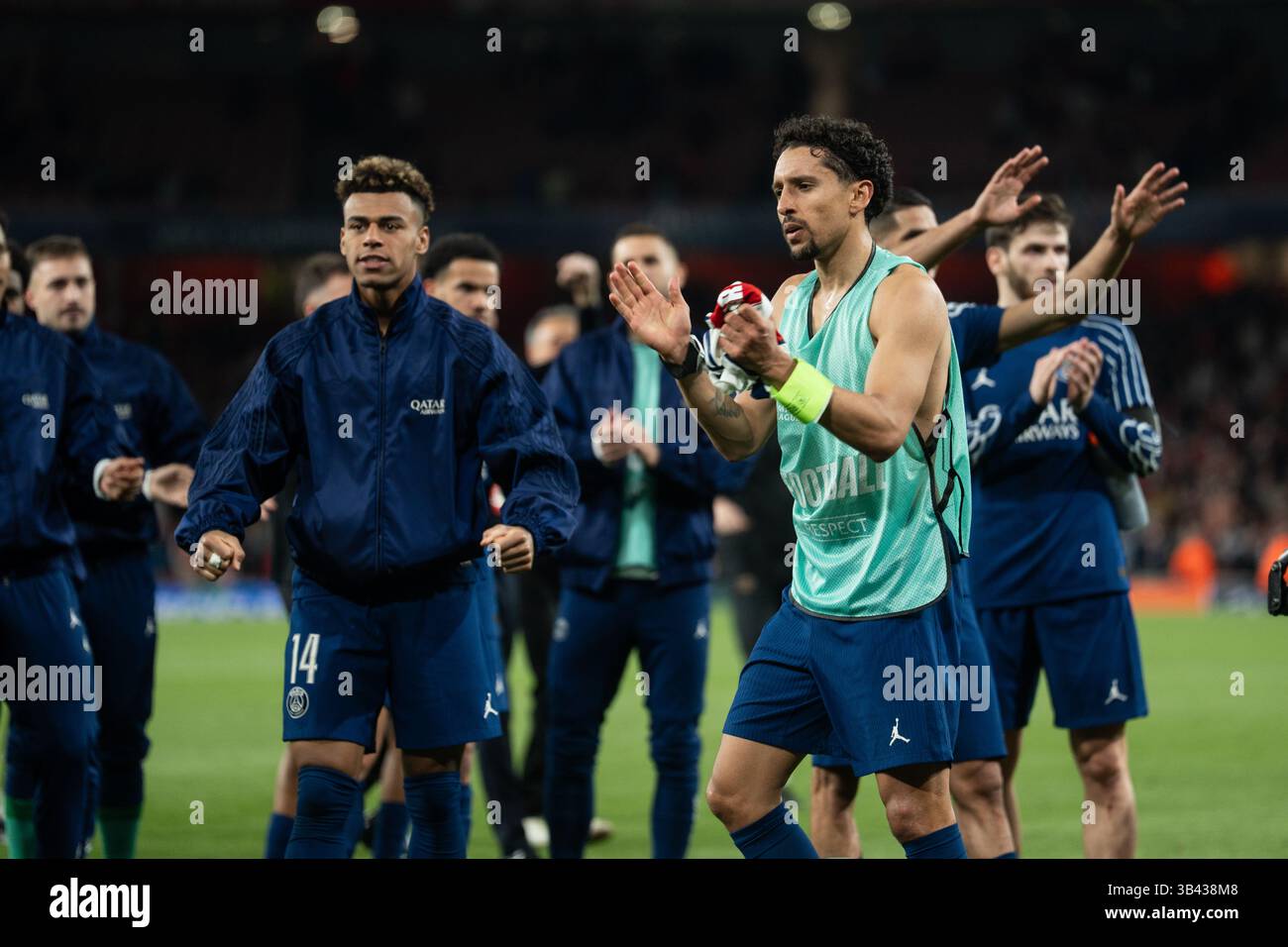 LONDRA, INGHILTERRA - APRILE 29: La squadra PSG, Désiré Doué e Marquinhos celebrano la loro vittoria dopo la partita di prima tappa della semifinale di UEFA Champions League 2024/25 tra l'Arsenal e il Paris Saint-Germain all'Arsenal Emirate Stadium il 29 aprile 2025 a Londra, Inghilterra. (Foto di Lounis Tiar credito: Lounisphotography/Alamy Live News Foto Stock
