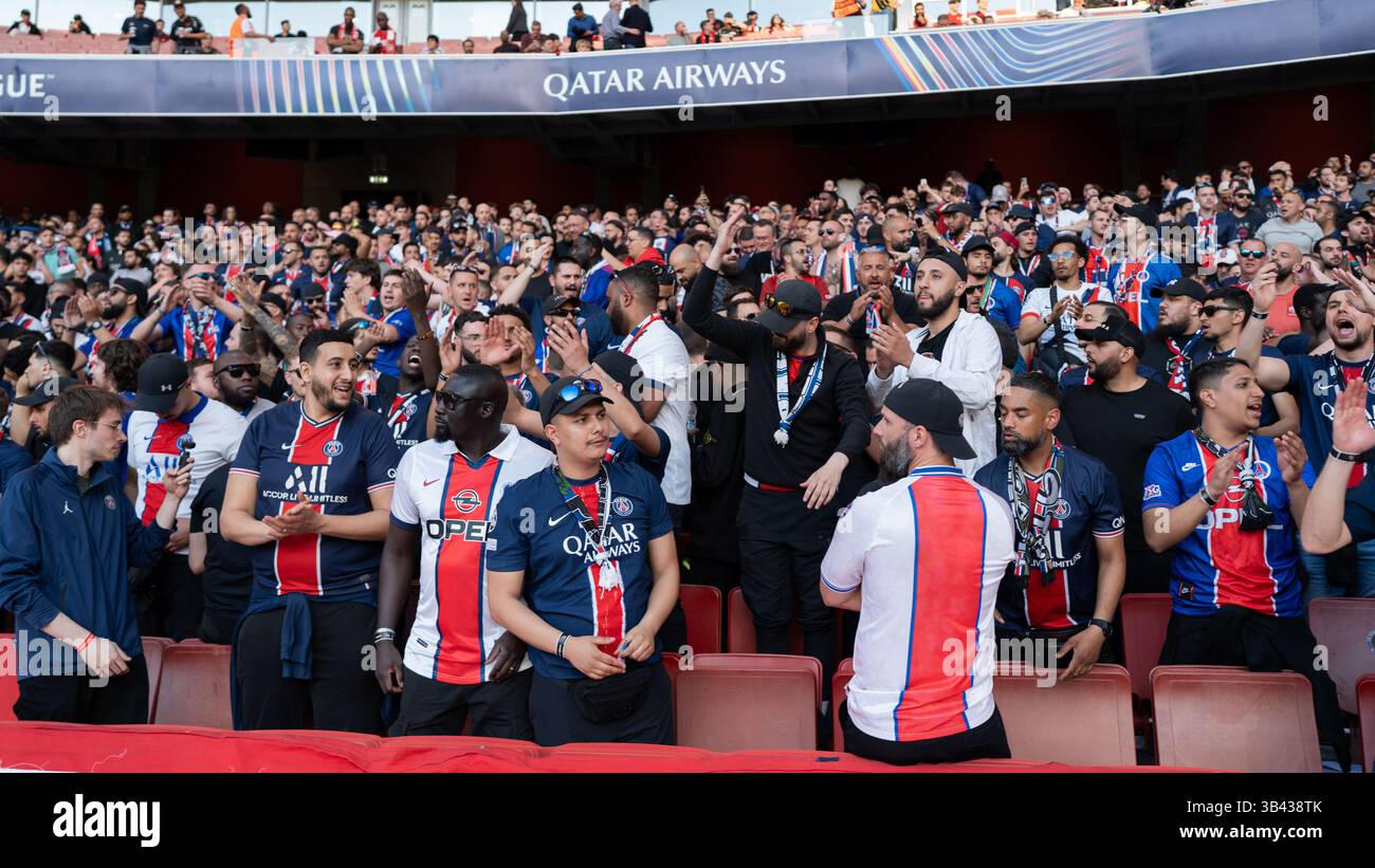 LONDRA, INGHILTERRA - APRILE 29: I tifosi del PSG hanno preceduto la prima partita della semifinale di UEFA Champions League 2024/25 tra l'Arsenal e il Paris Saint-Germain all'Arsenal Emirate Stadium il 29 aprile 2025 a Londra, Inghilterra. (Foto di Lounis Tiar credito: Lounisphotography/Alamy Live News Foto Stock