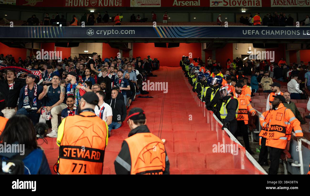 LONDRA, INGHILTERRA - APRILE 29: Tifosi del PSG dopo la semifinale di UEFA Champions League 2024/25, partita di prima gamba tra Arsenal e Paris Saint-Germain all'Arsenal Emirate Stadium il 29 aprile 2025 a Londra, Inghilterra. (Foto di Lounis Tiar credito: Lounisphotography/Alamy Live News Foto Stock