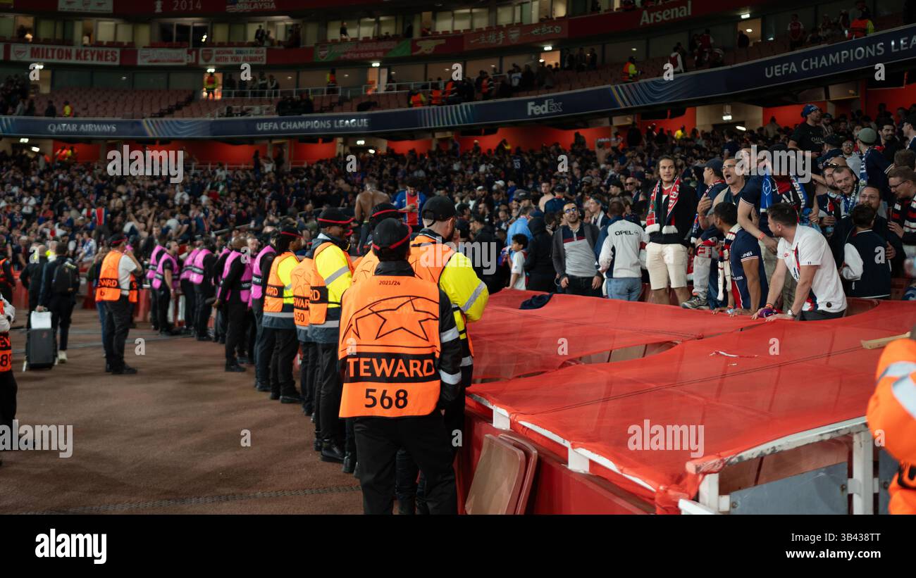 LONDRA, INGHILTERRA - APRILE 29: Tifosi del PSG dopo la semifinale di UEFA Champions League 2024/25, partita di prima gamba tra Arsenal e Paris Saint-Germain all'Arsenal Emirate Stadium il 29 aprile 2025 a Londra, Inghilterra. (Foto di Lounis Tiar credito: Lounisphotography/Alamy Live News Foto Stock