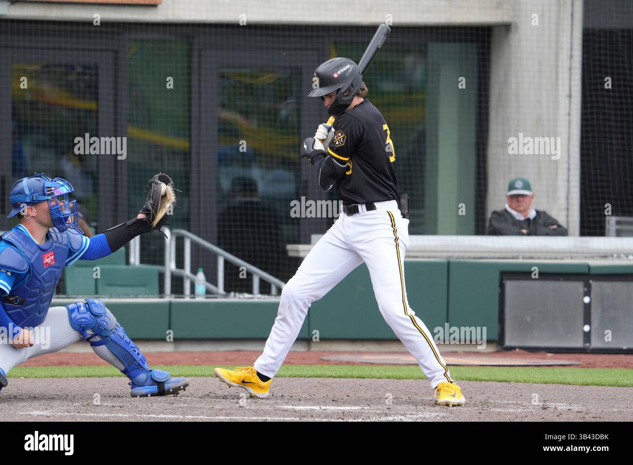 APRILE 27 2025: Il secondo base di Salt Lake City Chad Stevens (35) fa una passeggiata durante la partita con Oklahoma City Comets e Salt Lake Bees tenutasi allo Smiths Field di Salt Lake Ut. David Seelig/Cal Sport medi Foto Stock