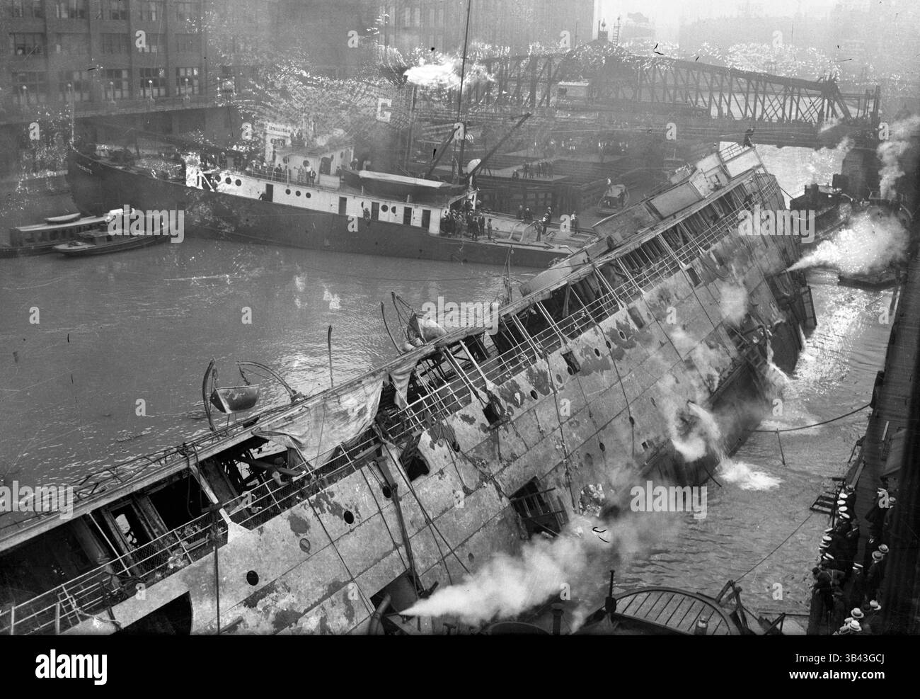 24 luglio 2015 - Chicago, Illinois, USA - Una vista laterale a poppa della SS Eastland mostra i ponti sollevati dall'acqua 13 agosto 1915 a Chicago. ''il vaporetto ribaltato Eastland ieri è stato sollevato a un angolo di 70 gradi, e ancora non è riuscito a rimediare. Ci si aspettava che la barca si sarebbe rimessa dopo essere stata sollevata a 45 gradi", ha riferito il Tribune. Il piroscafo è stato finalmente riparato il 14 agosto. (Immagine di credito: © Chicago Tribune Historical/TNS via ZUMA Wire) Foto Stock