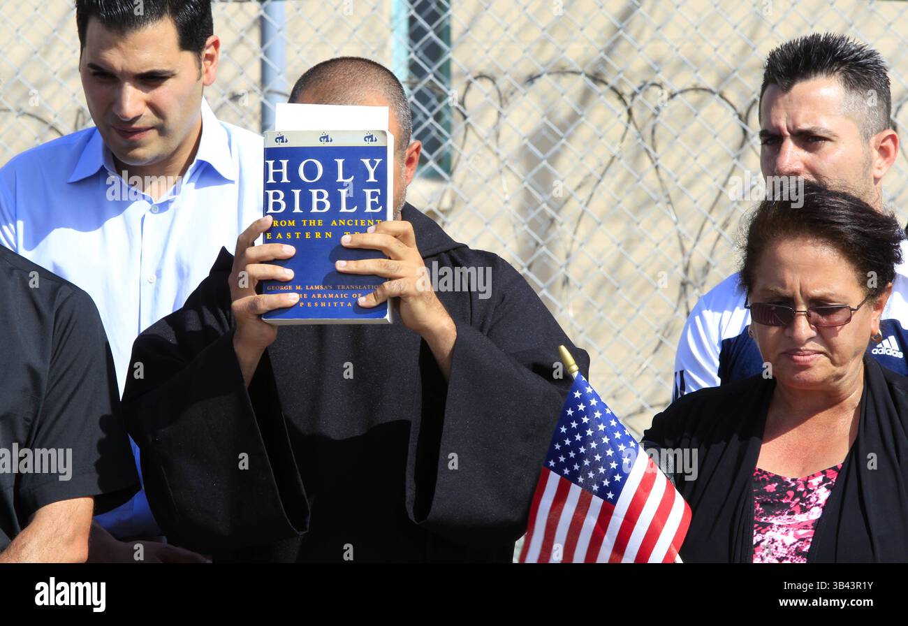 30 luglio 2015 - California, Stati Uniti - 30 luglio 2015, SAN DIEGO, CA | circa 50 cristiani caldei, tra cui frère Jacob, un monaco della cattedrale cattolica caldea di San Pietro, tengono una veglia di preghiera al di fuori dell'immigrazione e delle forze doganali degli Stati Uniti, struttura di detenzione Otay Mesa che protesta contro la detenzione di 27 immigrati iracheni senza documenti che chiedono asilo. |foto di Howard Lipin/The San Diego Union-Tribune/credito obbligatorio: HOWARD LIPIN/THE SAN DIEGO UNION-TRIBUNE/ZUMA PRESS. The San Diego Union-Tribune Copyright 2015 (immagine di credito: © Howard Lipin/U-T San Diego via ZUMA Wire) Foto Stock 30 luglio 2015 - California, Stati Uniti - 30 luglio 2015, SAN DIEGO, CA | circa 50 cristiani caldei, tra cui frère Jacob, un monaco della cattedrale cattolica caldea di San Pietro, tengono una veglia di preghiera al di fuori dell'immigrazione e delle forze doganali degli Stati Uniti, struttura di detenzione Otay Mesa che protesta contro la detenzione di 27 immigrati iracheni senza documenti che chiedono asilo. |foto di Howard Lipin/The San Diego Union-Tribune/credito obbligatorio: HOWARD LIPIN/THE SAN DIEGO UNION-TRIBUNE/ZUMA PRESS. The San Diego Union-Tribune Copyright 2015 (immagine di credito: © Howard Lipin/U-T San Diego via ZUMA Wire) Foto Stock