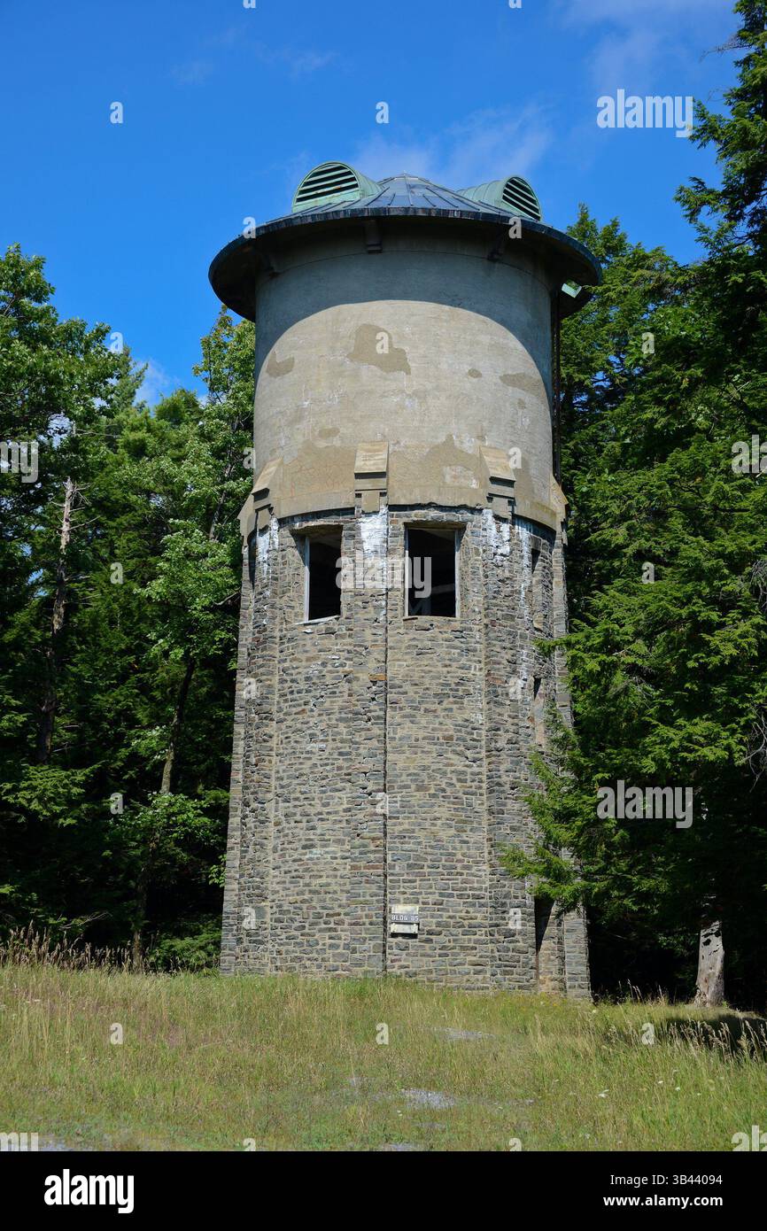 6 luglio 2015 - file - la New York State Urban Development Corporation, nota come Empire State Development, sta cercando proposte per l'acquisto e la riqualificazione dell'ex Mount McGregor Incarceration Correctional Facility, a Wilton, N.Y. nella foto: 5 settembre 2014 - Saratoga, New York, U.S. - Torre della Guardia. Lo stato di New York sta vendendo il Mt. McGregor Correctional Facility nella contea di Saratoga. (Immagine di credito: © New York State/ZUMAPRESS.com) Foto Stock