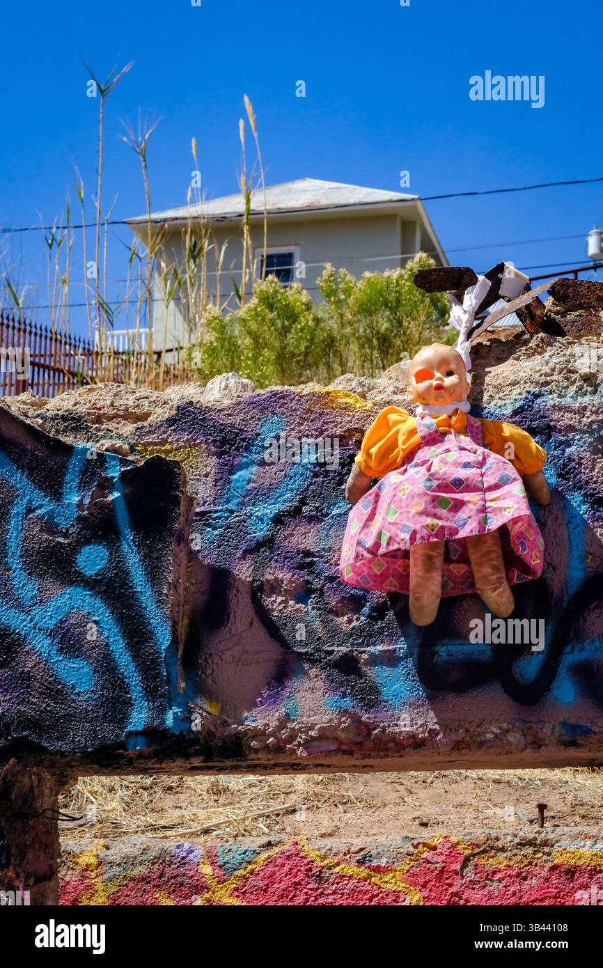 Strana arte eccentrica, bambola di plastica su un muro a Bisbee, Arizona, Stati Uniti Foto Stock