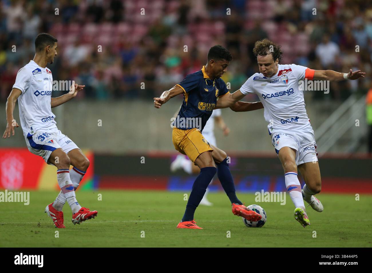 Recife, Brasile. 29 aprile 2025. PE - RECIFE - 04/29/2025 - COPPA BRASILE 2025, RETRO x FORTALEZA - Bruno Marques, giocatore di retro, contesta una mossa con David Luiz, giocatore di Fortaleza durante una partita allo stadio Arena Pernambuco per il campionato di Coppa del Brasile 2025. Foto: Marlon Costa/AGIF credito: AGIF/Alamy Live News Foto Stock