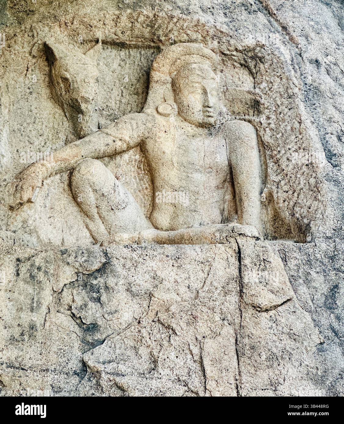 Antica scultura in pietra di un uomo e di una testa di cavallo al tempio di Isurumuniya, Anuradhapura, Sri Lanka, un simbolo di ricca storia e patrimonio artistico. - Immagine stock catturata con smartphone