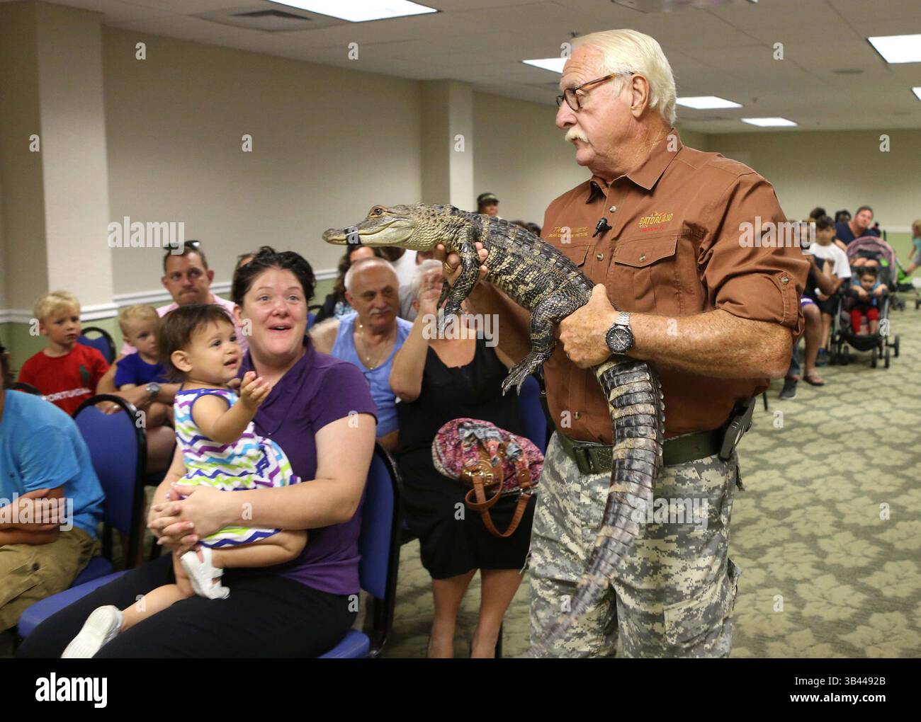 26 agosto 2015 - USA - Tim Williams di Gator Land mostra agli ospiti un vero alligatore il 26 agosto 2015 a Kissimmee, Flag. L'Orange Lake Resort's organizza una lezione/visita settimanale di Gatorland con ospiti in timeshare. I turisti vengono a Orlando per visitare i parchi a tema e tutte le attrazioni offerte, ma questo non significa che debbano lasciare l'hotel per vedere alcune delle zone migliori della Florida centrale. Questo perché molte delle attrazioni stanno portando tutto al turista in una branca del turismo mobile. (Immagine di credito: © George Skene/TNS via ZUMA Wire) Foto Stock