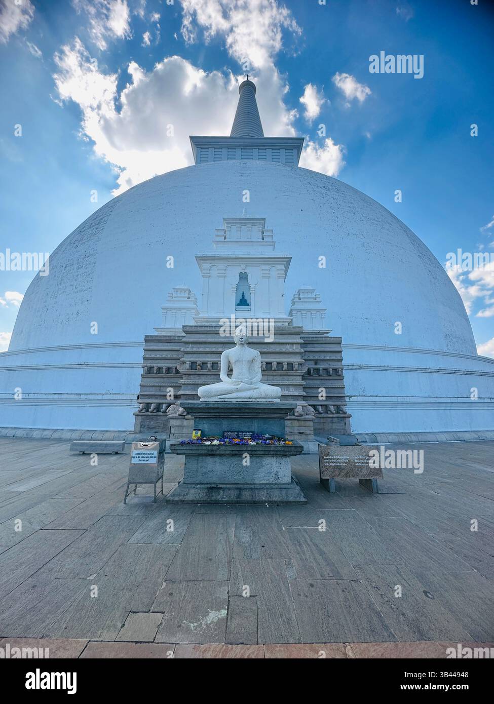 Stupa buddista sacro che si erge alto sotto il cielo, simboleggia la pace, l'illuminazione e il patrimonio spirituale delle antiche tradizioni dello Sri Lanka. - Immagine stock catturata con smartphone