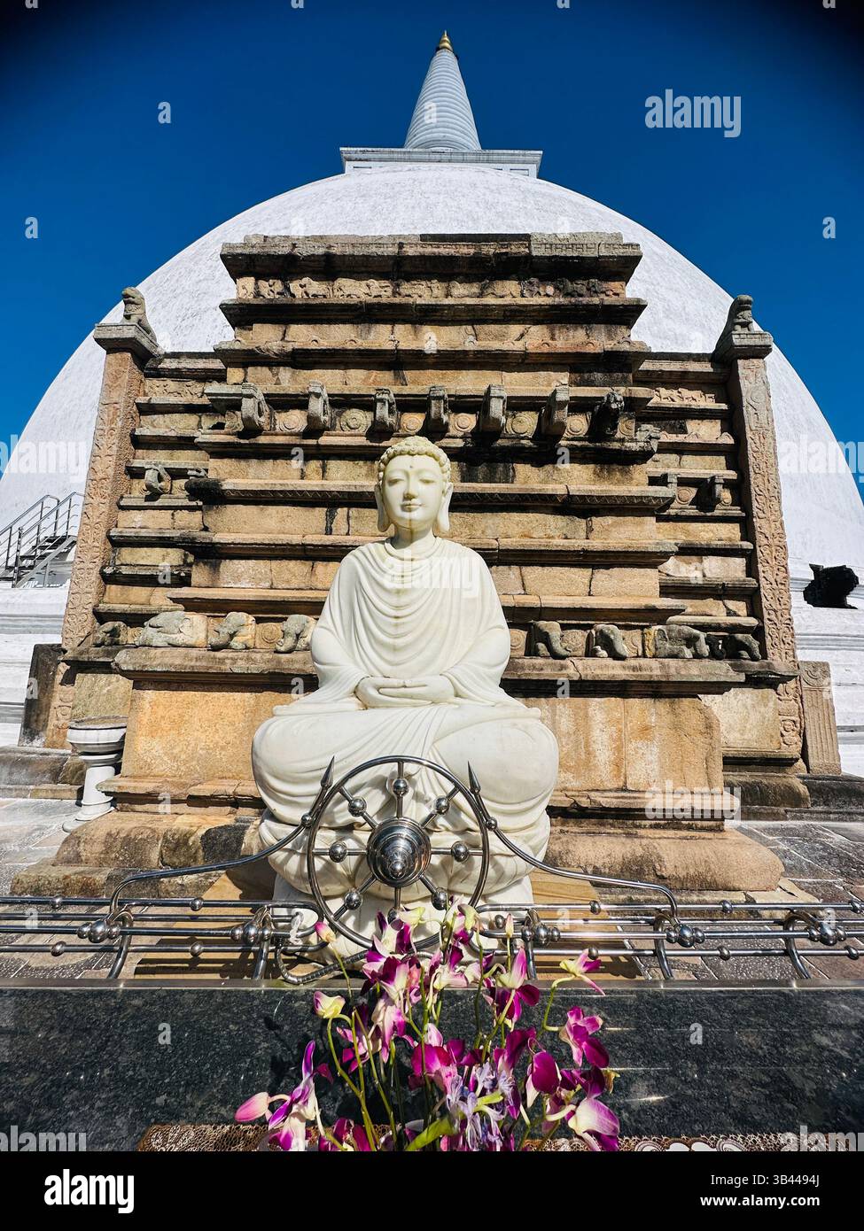 Stupa buddista sacro che si erge alto sotto il cielo, simboleggia la pace, l'illuminazione e il patrimonio spirituale delle antiche tradizioni dello Sri Lanka. - Immagine stock catturata con smartphone
