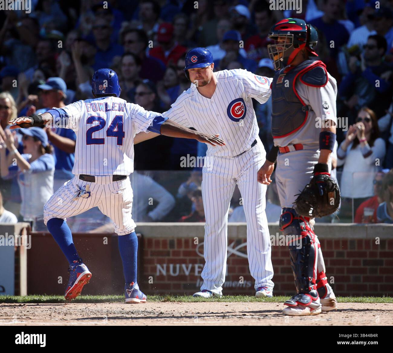 20 settembre 2015 - Chicago, il, Stati Uniti - il centro dei Chicago Cubs, l'esterno Dexter Fowler (24) e il lanciatore Jon Lester segnano la hit di Anthony Rizzo durante il terzo inning domenica 20 settembre 2015, al Wrigley Field di Chicago. (Immagine di credito: © Brian Cassella/TNS via ZUMA Wire) Foto Stock