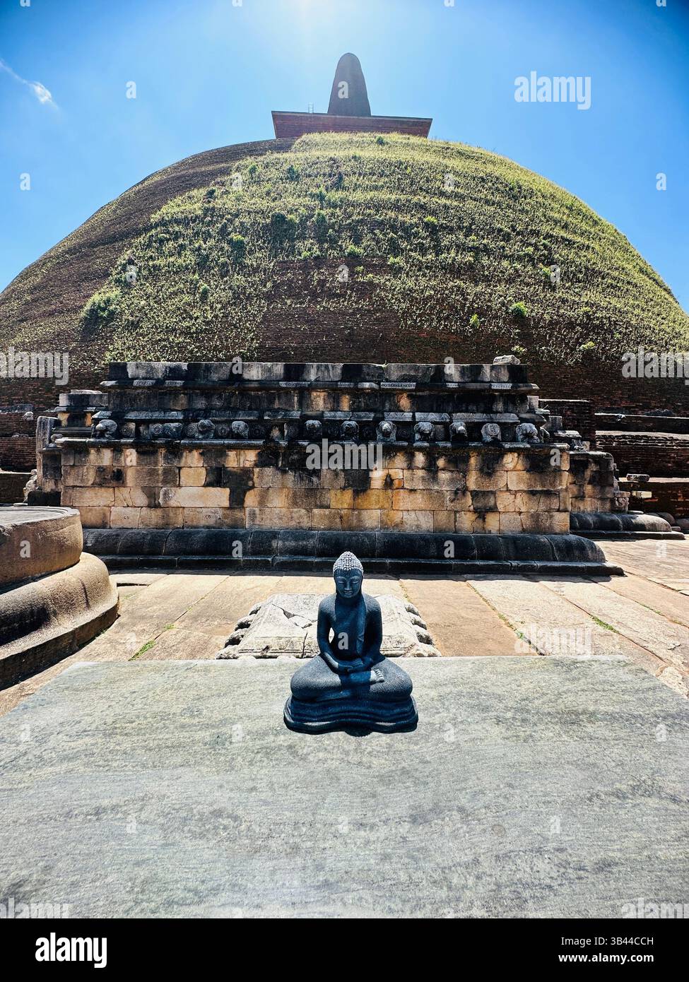 Stupa buddista sacro che si erge alto sotto il cielo, simboleggia la pace, l'illuminazione e il patrimonio spirituale delle antiche tradizioni dello Sri Lanka. - Immagine stock catturata con smartphone
